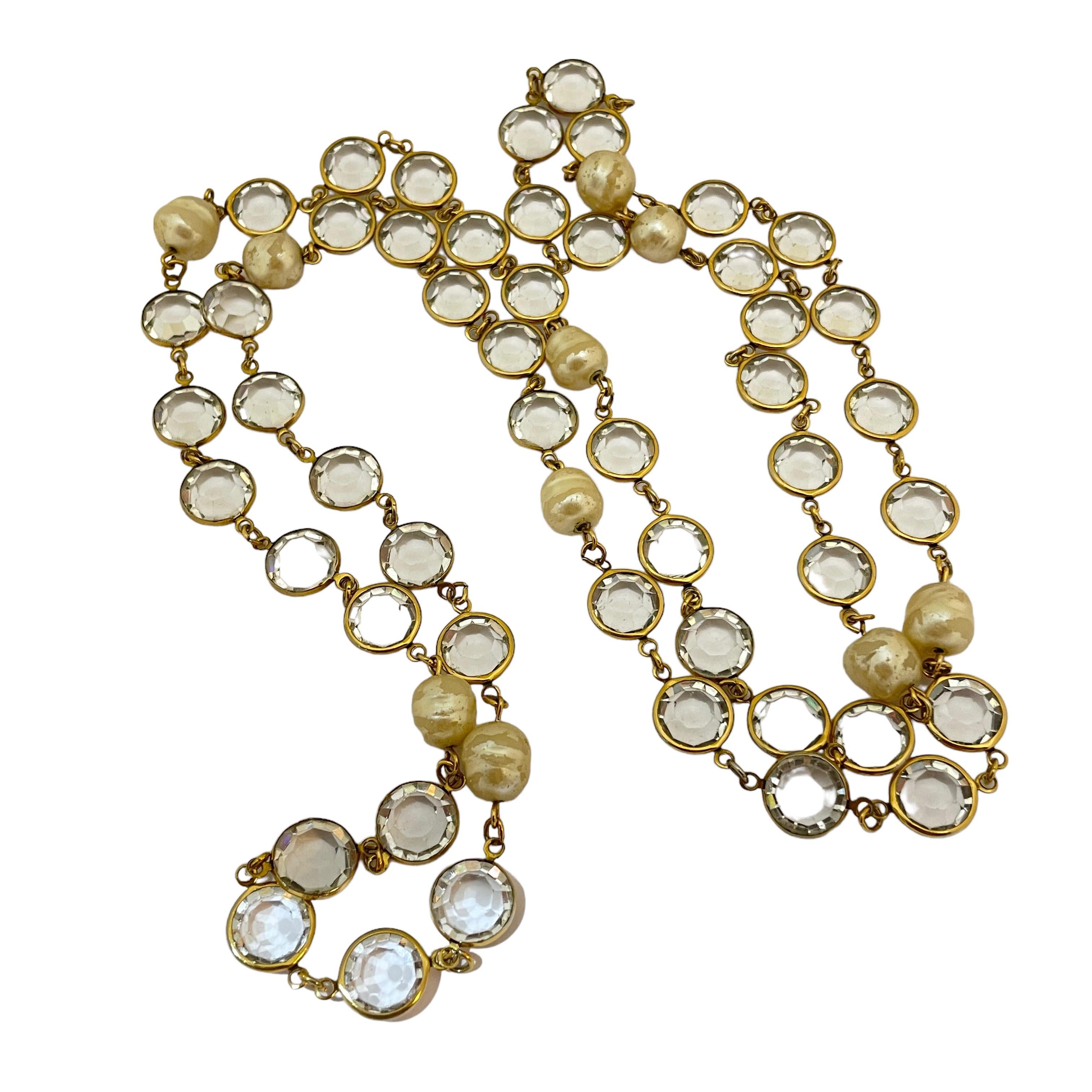 Vintage CHANEL 1981 gold pearl crystal long designer runway necklace In Fair Condition For Sale In Palos Hills, IL