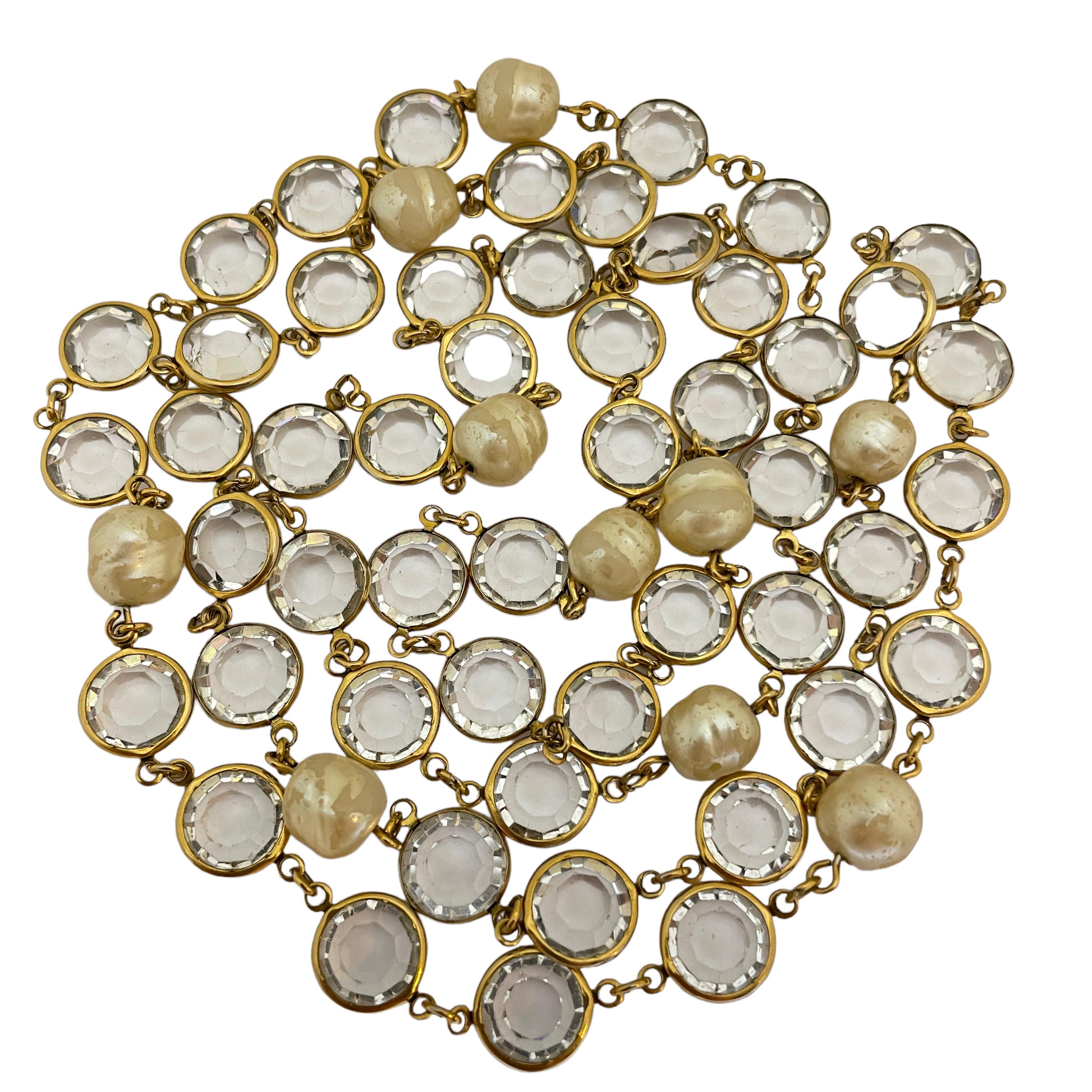 Vintage CHANEL 1981 Lange Designer-Laufsteg-Halskette aus Gold mit Perlen und Kristall im Angebot 4