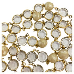 Vintage CHANEL 1981 Lange Designer-Laufsteg-Halskette aus Gold mit Perlen und Kristall