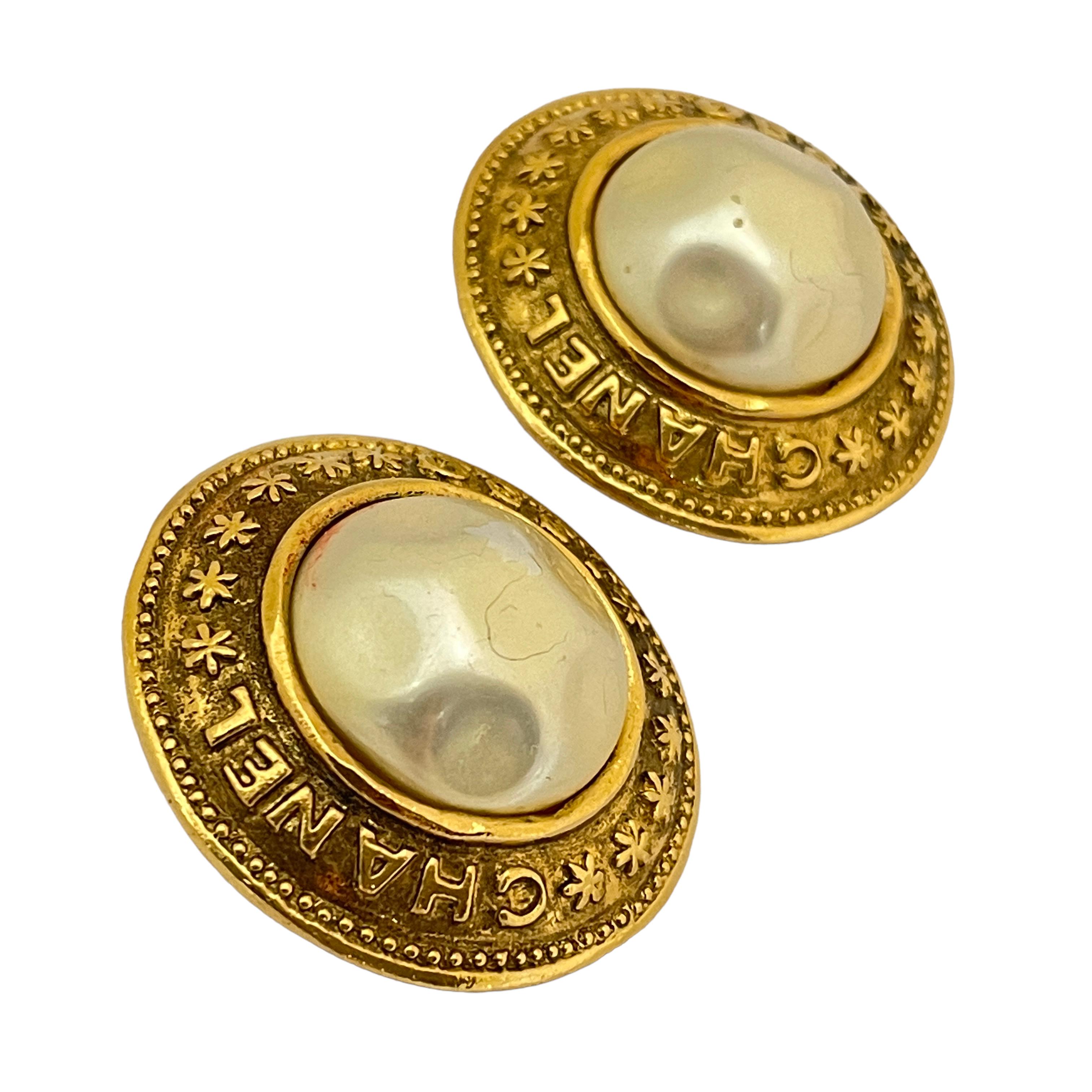 Vintage CHANEL 1990 gold gripoix pearl designer runway clip on earrings For Sale 4