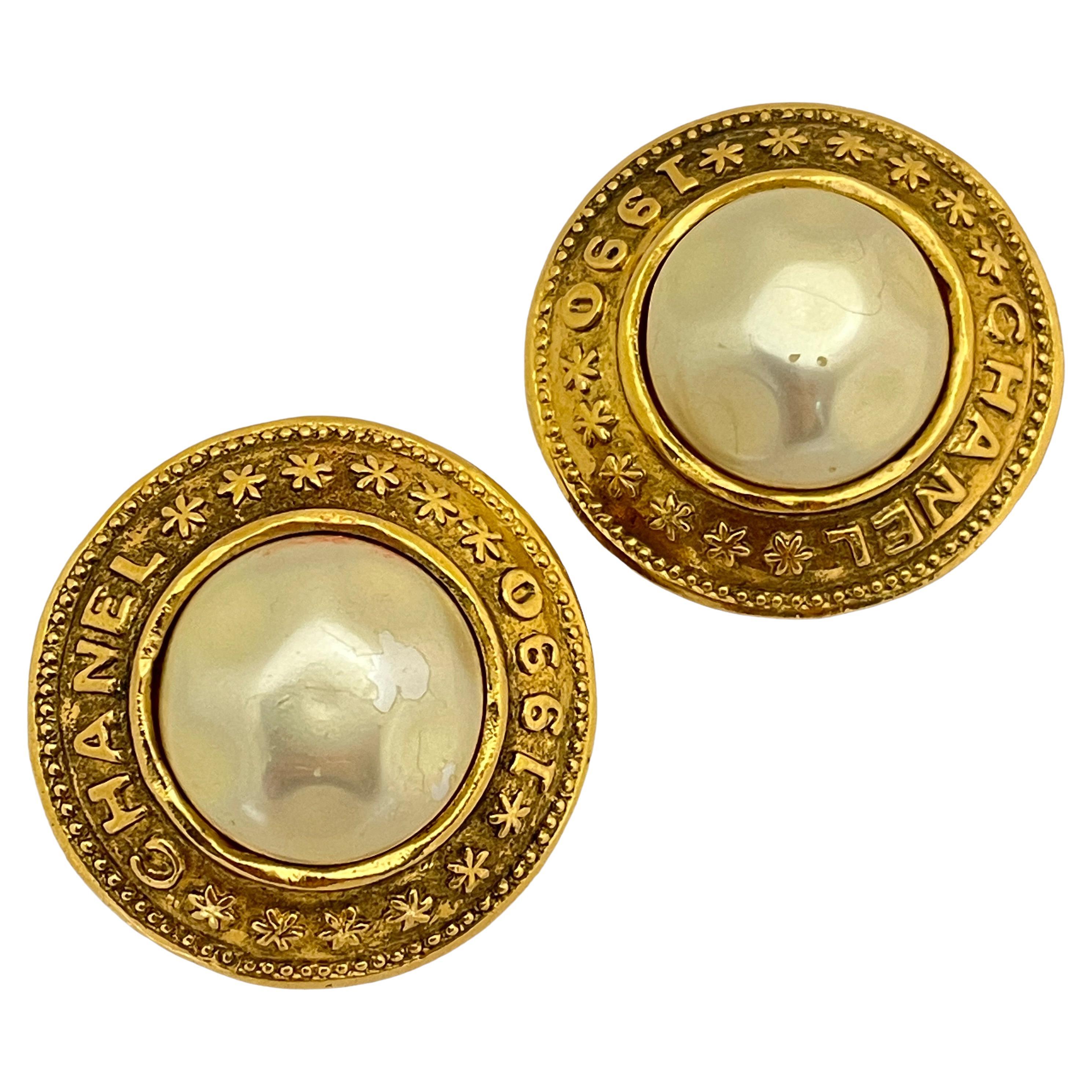 Vintage CHANEL 1990 gold gripoix pearl designer runway clip on earrings For Sale