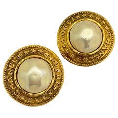 Vintage CHANEL 1990 gold gripoix pearl designer runway clip on earrings