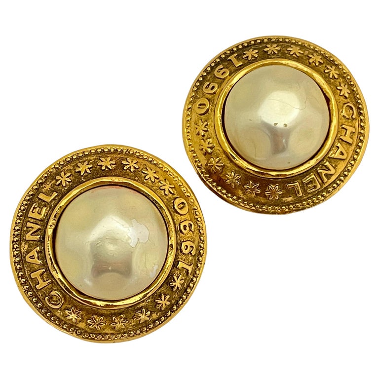 Vintage CHANEL 1990 gold gripoix pearl designer runway clip on earrings For  Sale at 1stDibs