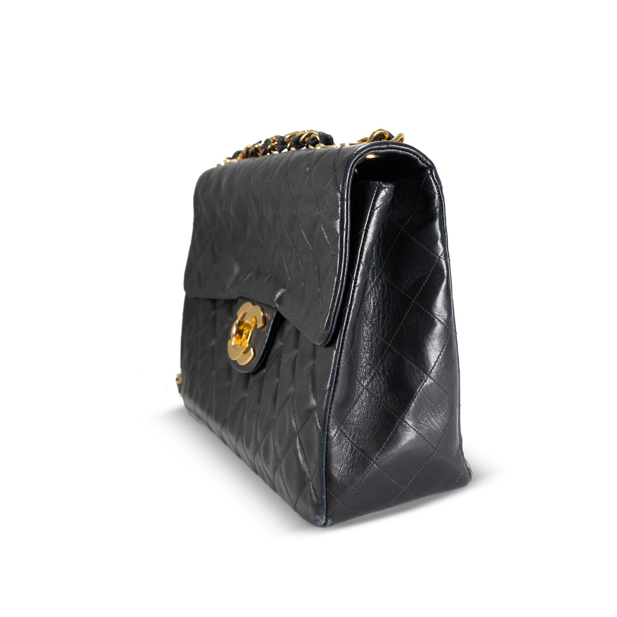 Brand: Chanel 

Measurements(W x H x D): 13.50