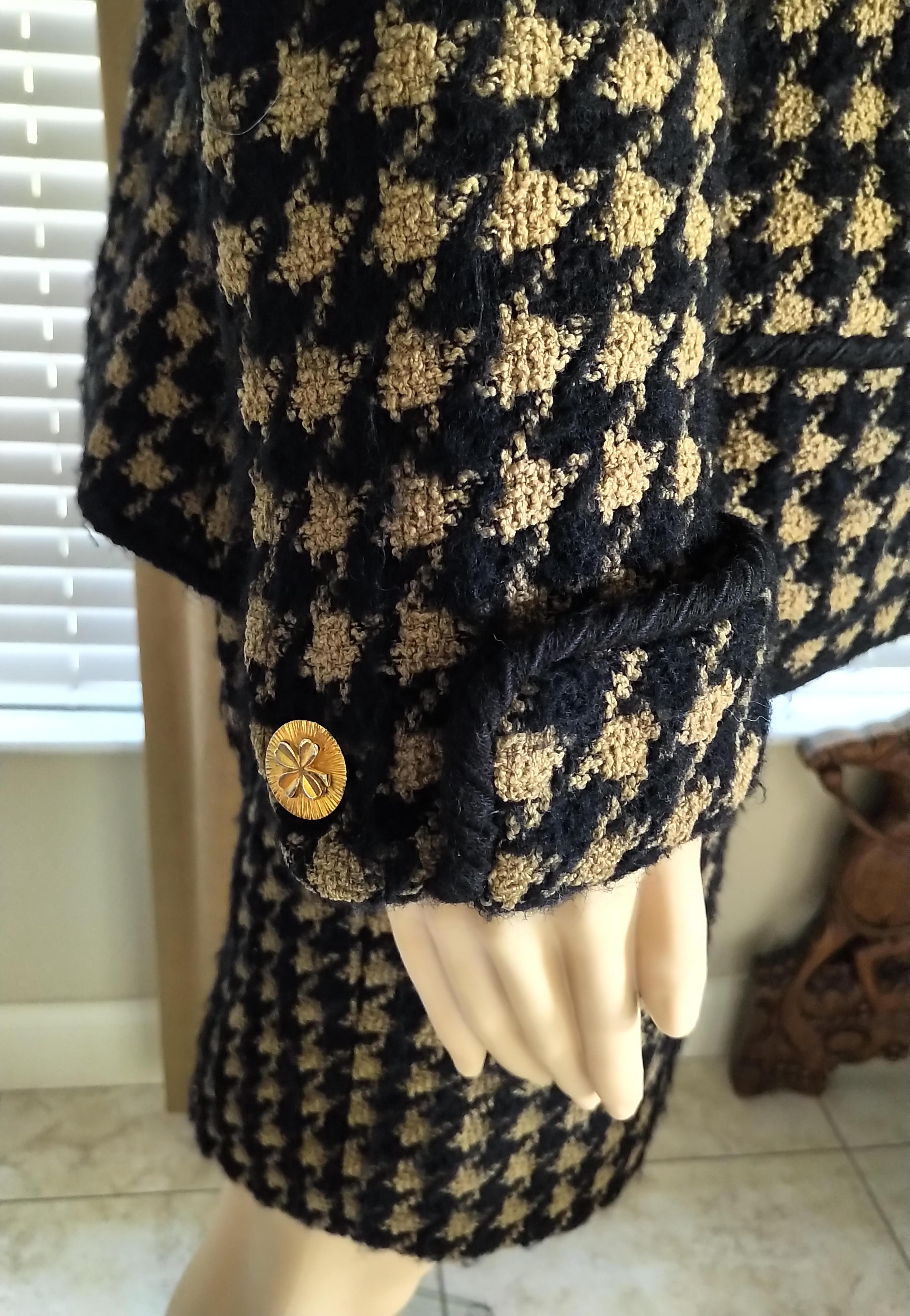 Vintage Chanel 1990's Black & Tan Fantasy Tweed Jacket Skirt Suit FR 40/ US 8 For Sale 2