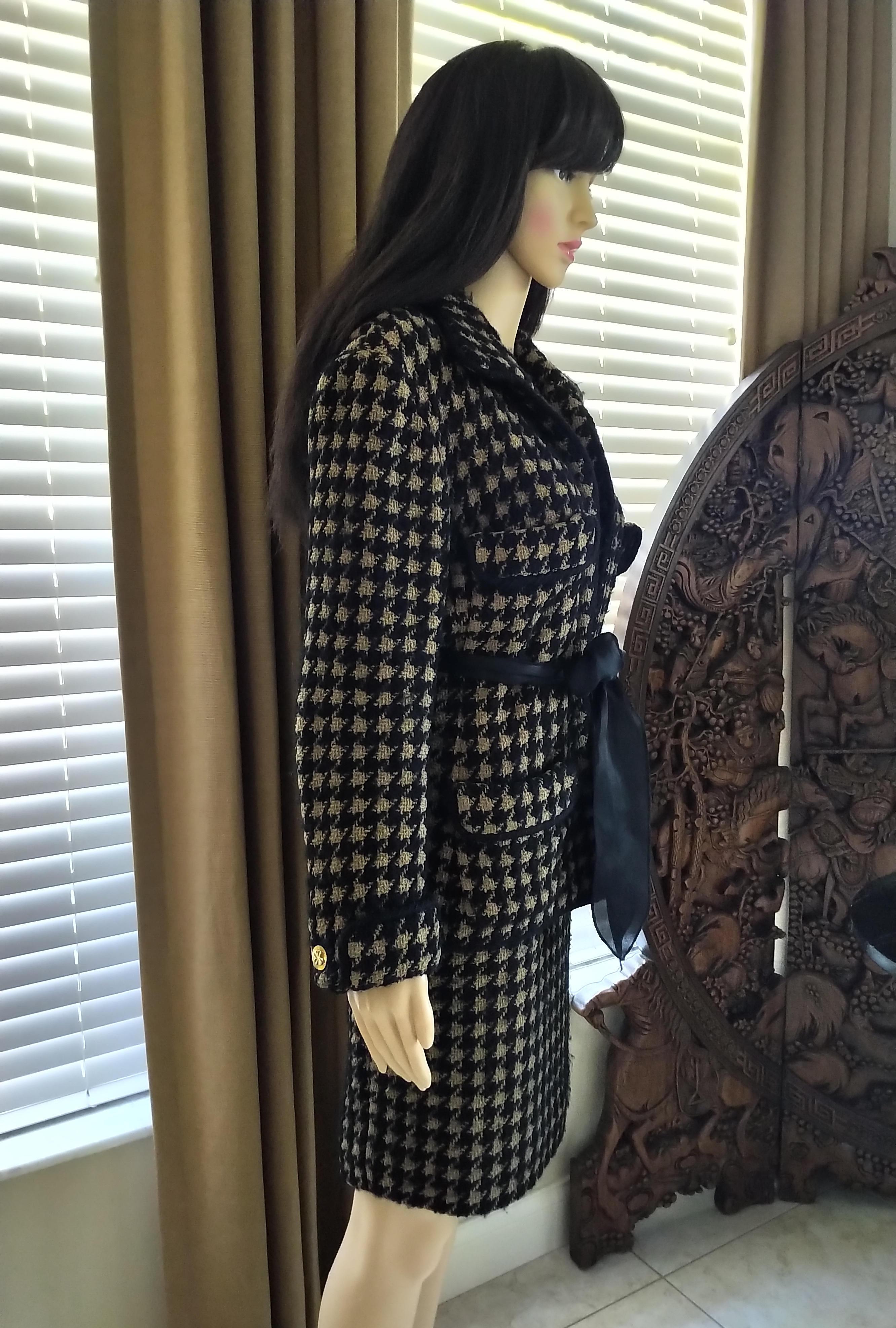 Vintage Chanel 1990's Black & Tan Fantasy Tweed Jacket Skirt Suit FR 40/ US 8 In Good Condition For Sale In Ormond Beach, FL