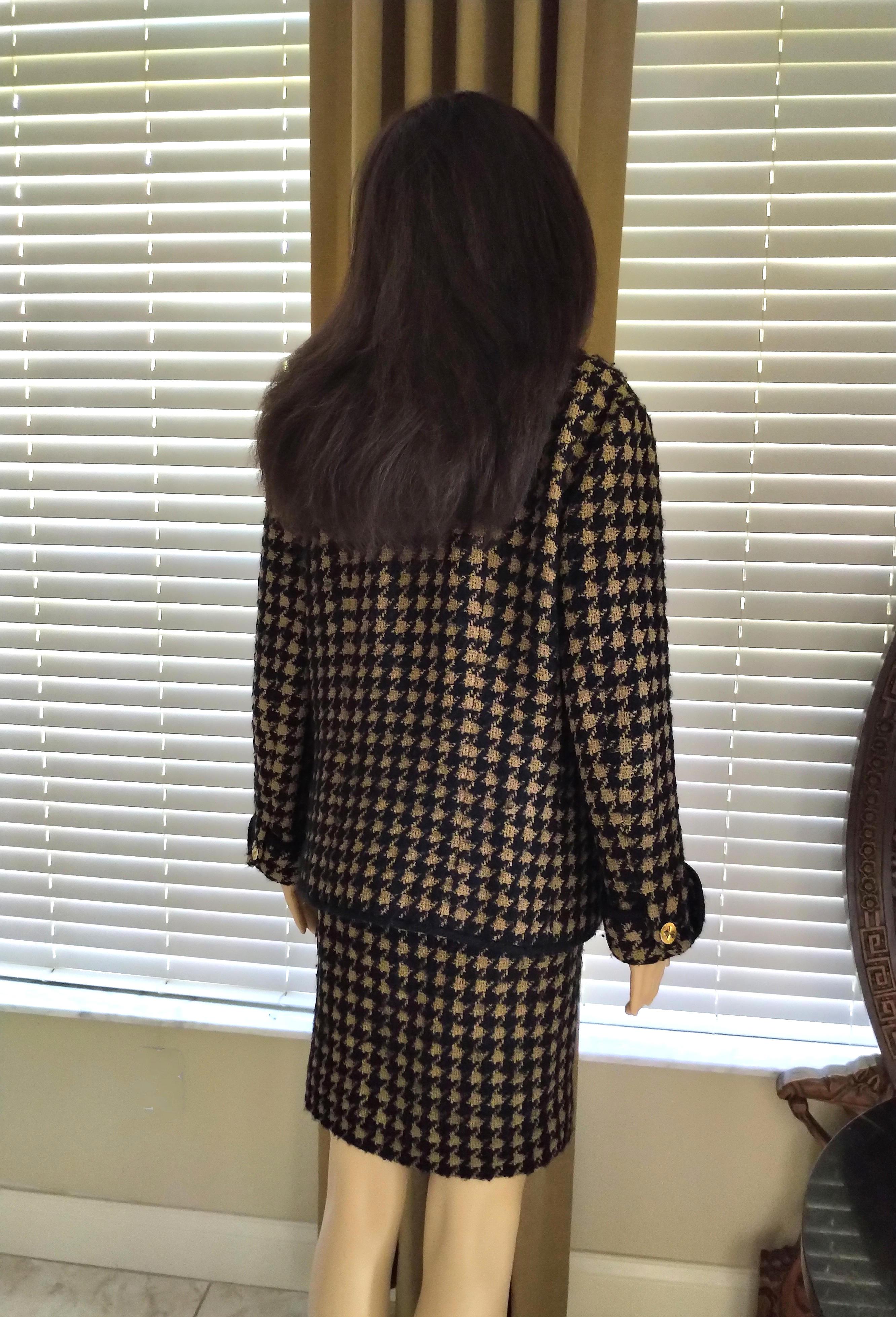 Vintage Chanel 1990's Black & Tan Fantasy Tweed Jacket Skirt Suit FR 40/ US 8 For Sale 4