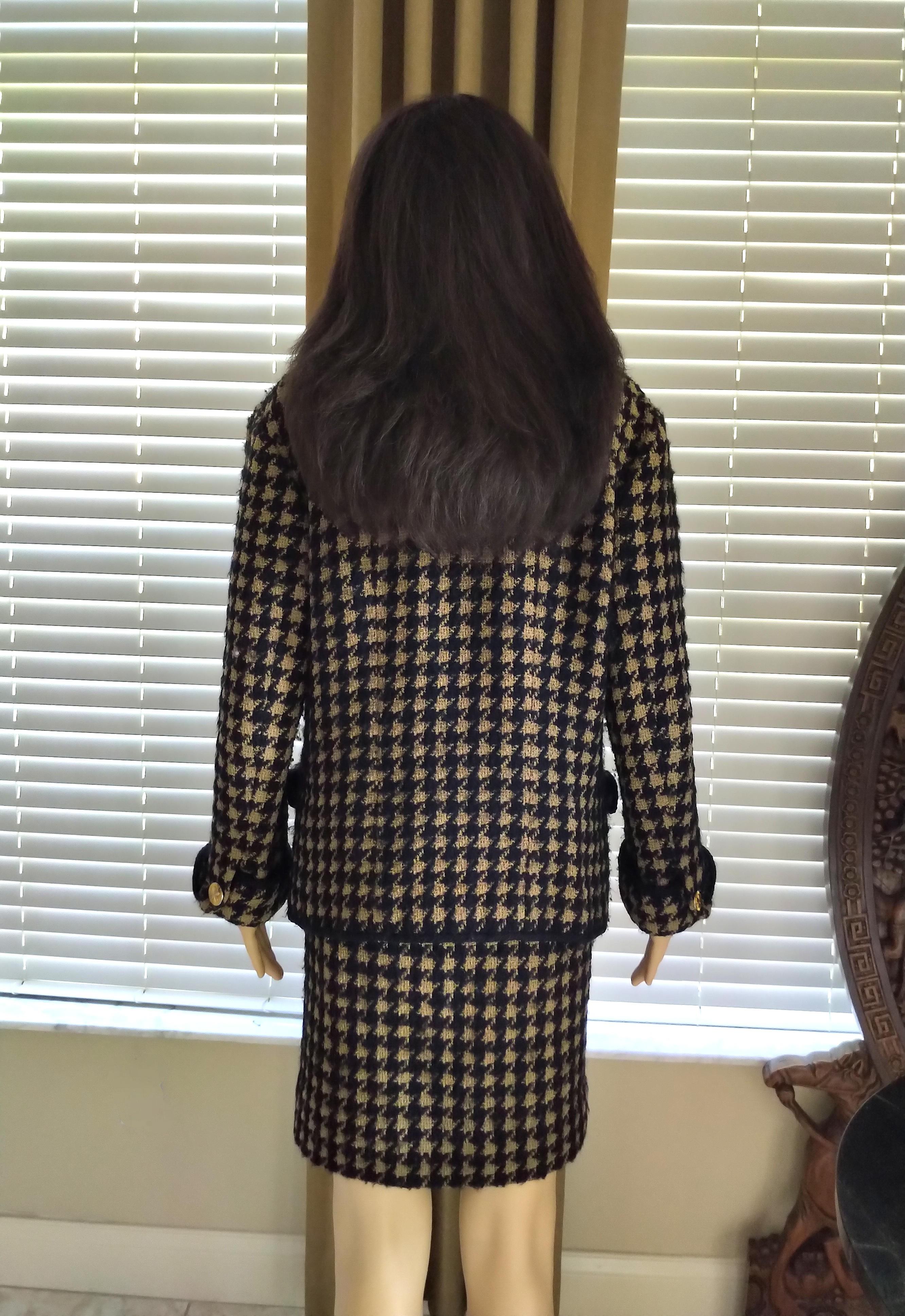 Vintage Chanel 1990's Black & Tan Fantasy Tweed Jacket Skirt Suit FR 40/ US 8 For Sale 5