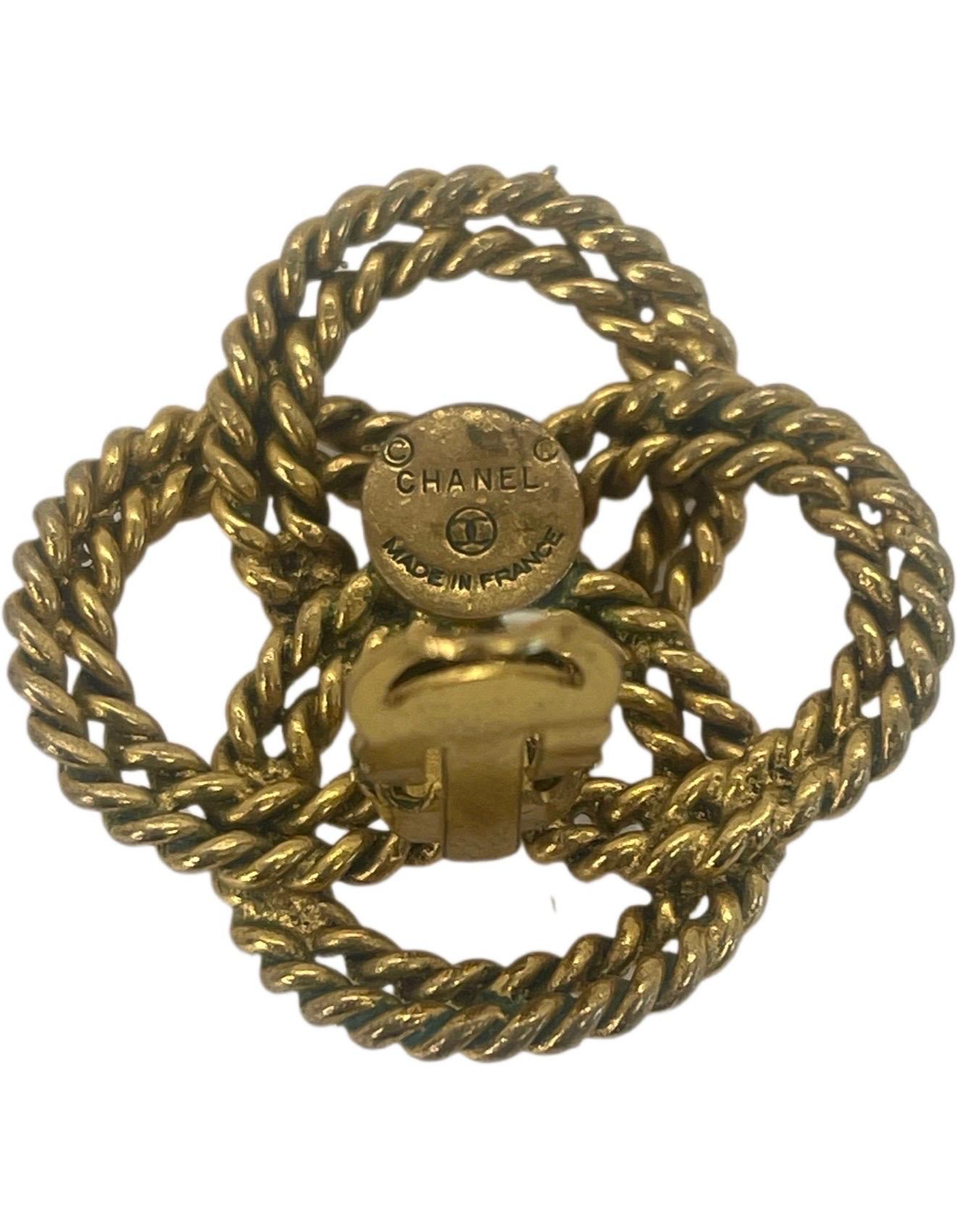 Eleva tu colección con estos icónicos pendientes de clip vintage de Chanel, fabricados en Francia a principios de los 90. Diseñados con un atrevido motivo de nudos entrelazados, estos pendientes están compuestos por lazos de cuerda retorcidos en