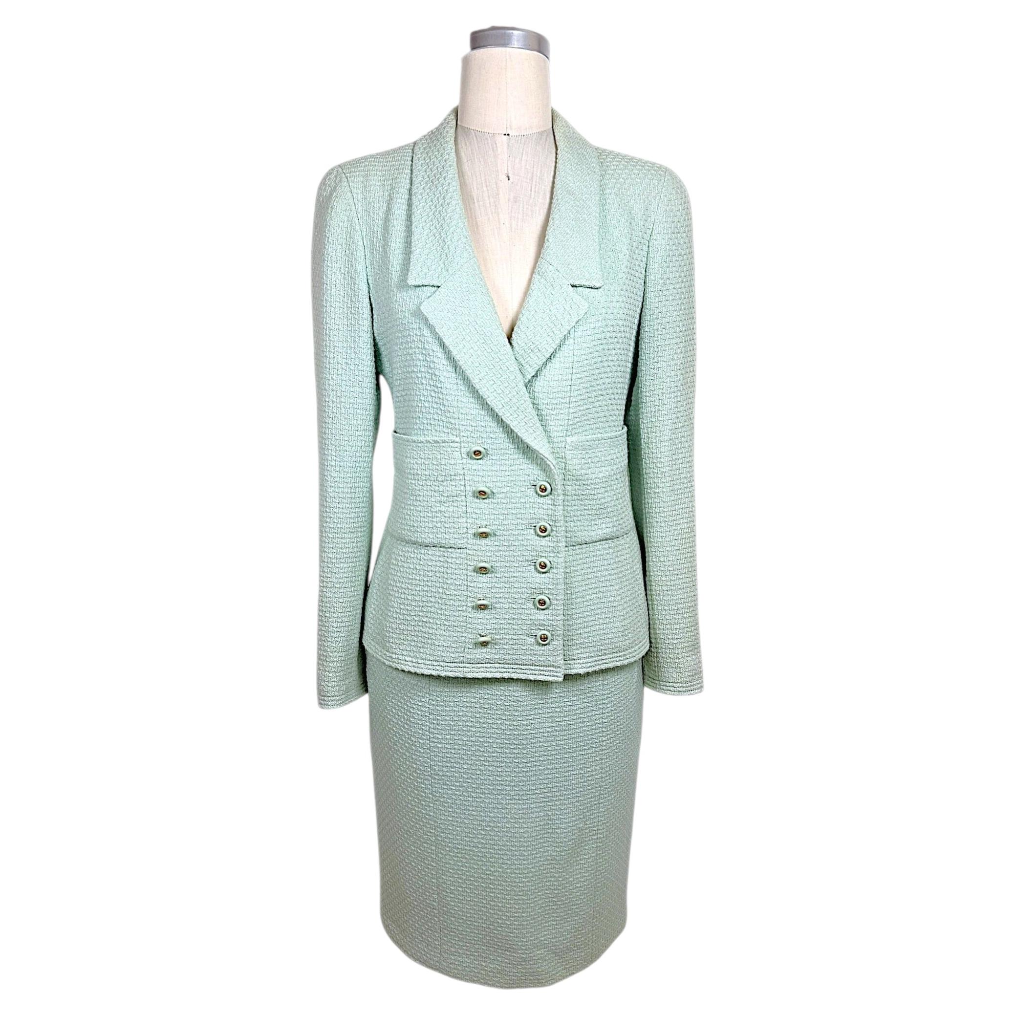 Ensemble jupe-tailleur vintage Chanel des années 1990, en bouclé vert menthe, à double boutonnage, taille FR 34
