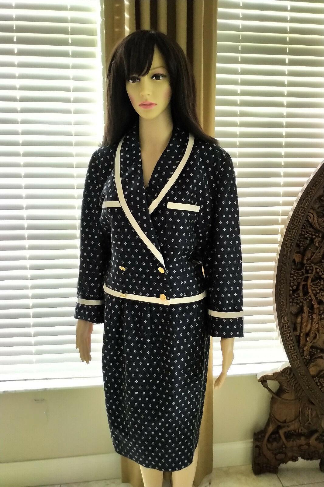 Women's Vintage Chanel 1990's Navy & Ecru Diamond Jacket & Skirt Suit FR 40/ US 8  For Sale