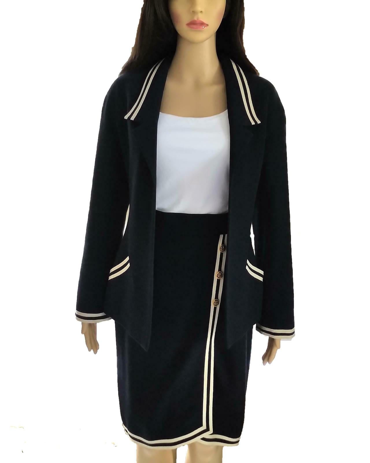 Ultra rare & classic, Chanel navy & ivory tweed & grosgrain jacket & skirt suit in size FR 34/ US 2. Will also fit a size FR 36/ 4 due to cut. Eternally timeless & sophisticated, with nautical undertones & Côte d'Azur flair. Meticulously cut, tapers
