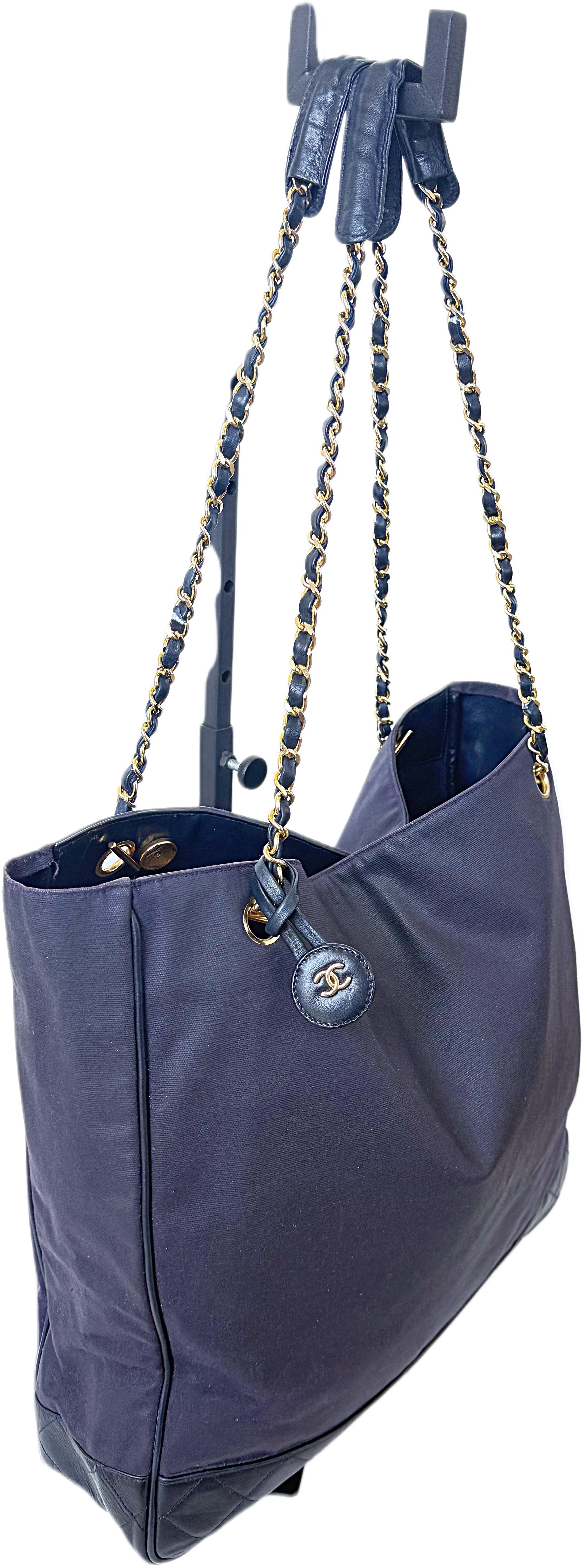 Vintage Chanel 1990er Jahre Navy Nylon Segeltuch & Leder 90er Jahre Tote mit Goldkette Riemen im Angebot 5