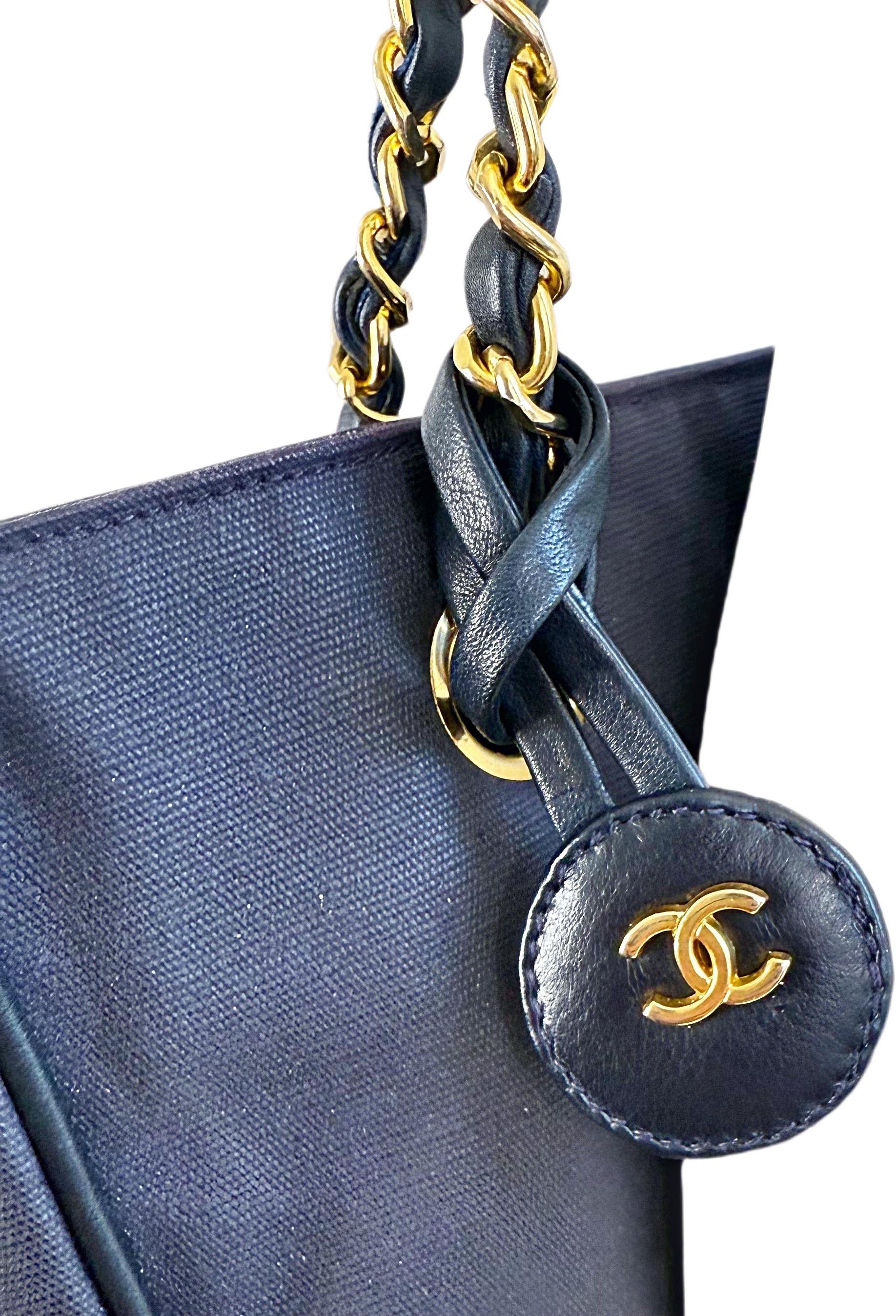 Vintage Chanel 1990er Jahre Navy Nylon Segeltuch & Leder 90er Jahre Tote mit Goldkette Riemen im Angebot 6