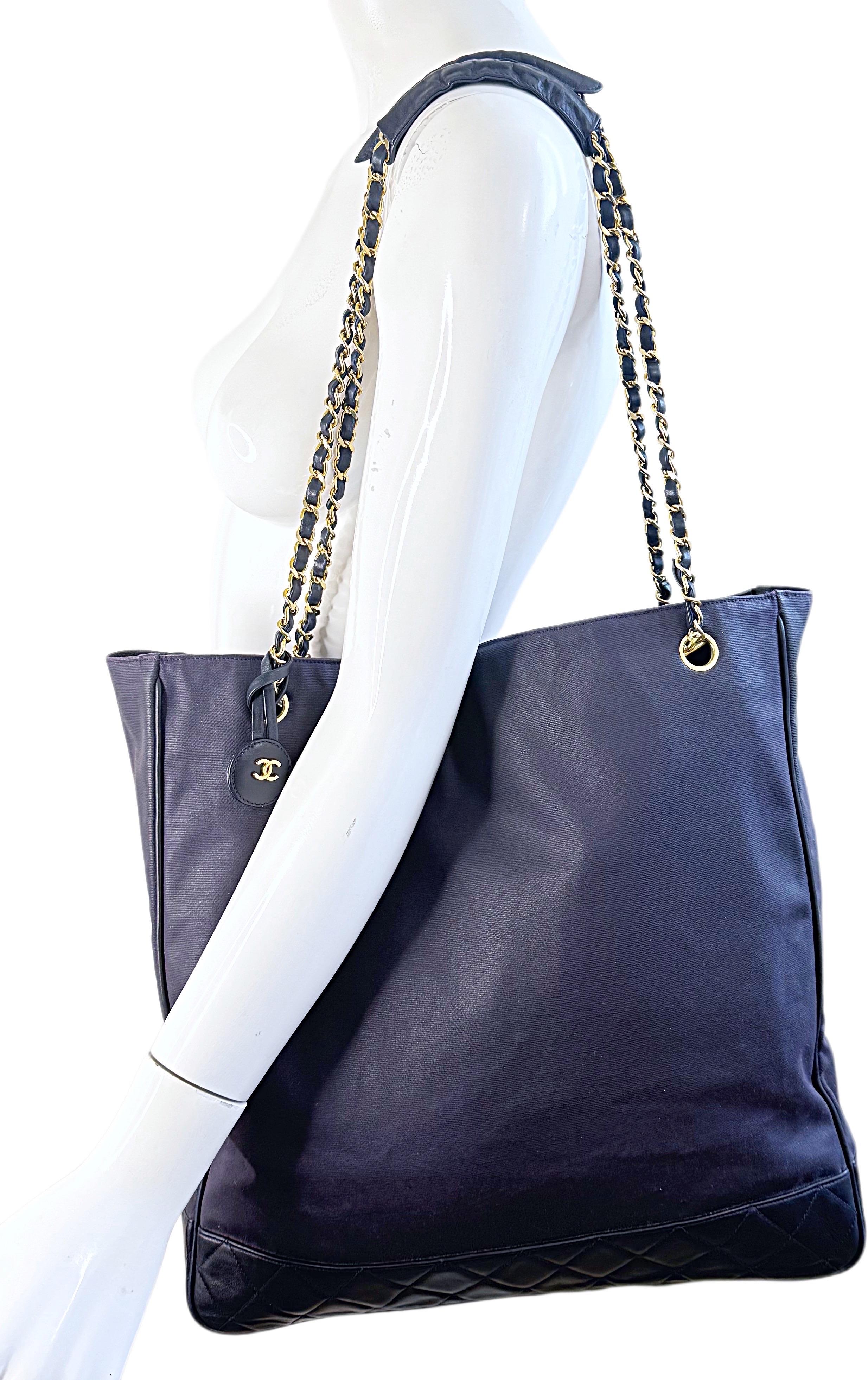 Vintage Chanel 1990er Jahre Navy Nylon Segeltuch & Leder 90er Jahre Tote mit Goldkette Riemen im Angebot 7