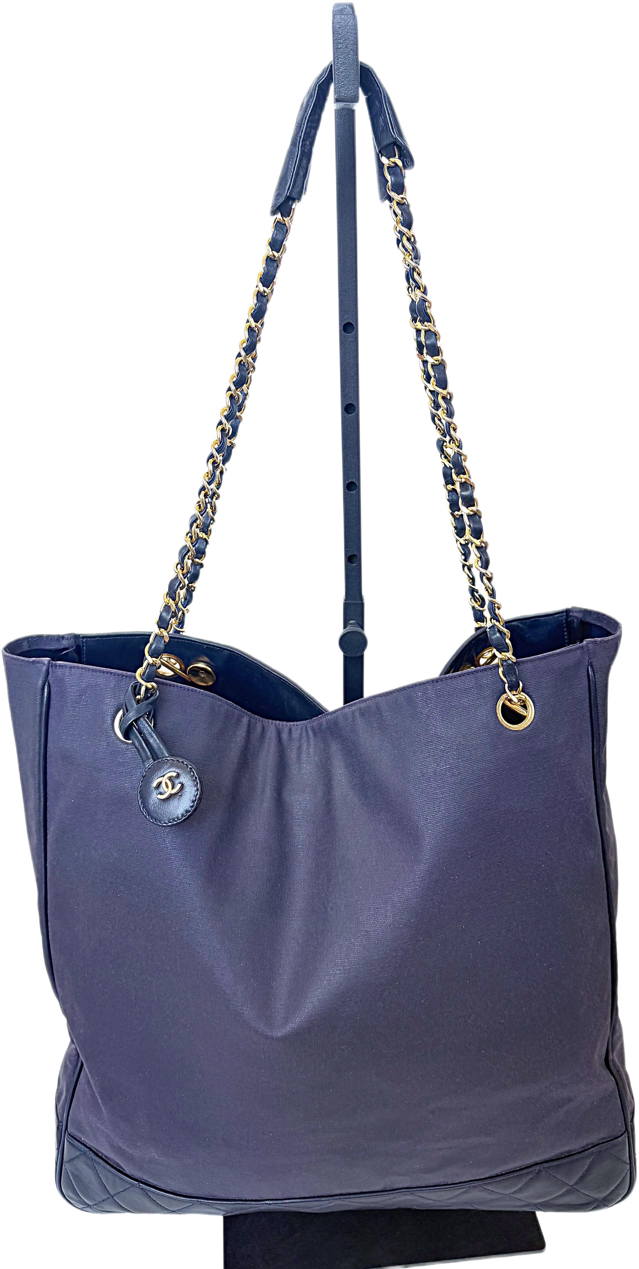 Vintage Chanel 1990er Jahre Navy Nylon Segeltuch & Leder 90er Jahre Tote mit Goldkette Riemen im Angebot 8