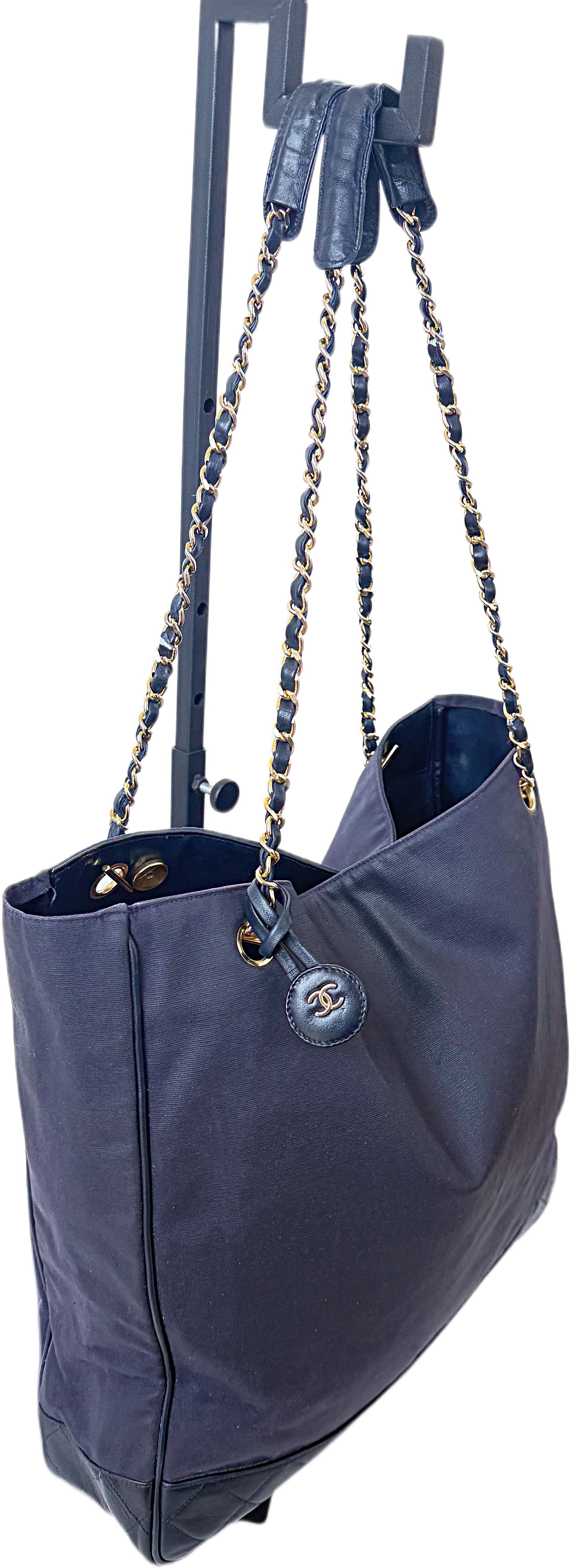 Vintage Chanel 1990er Jahre Navy Nylon Segeltuch & Leder 90er Jahre Tote mit Goldkette Riemen im Angebot 9