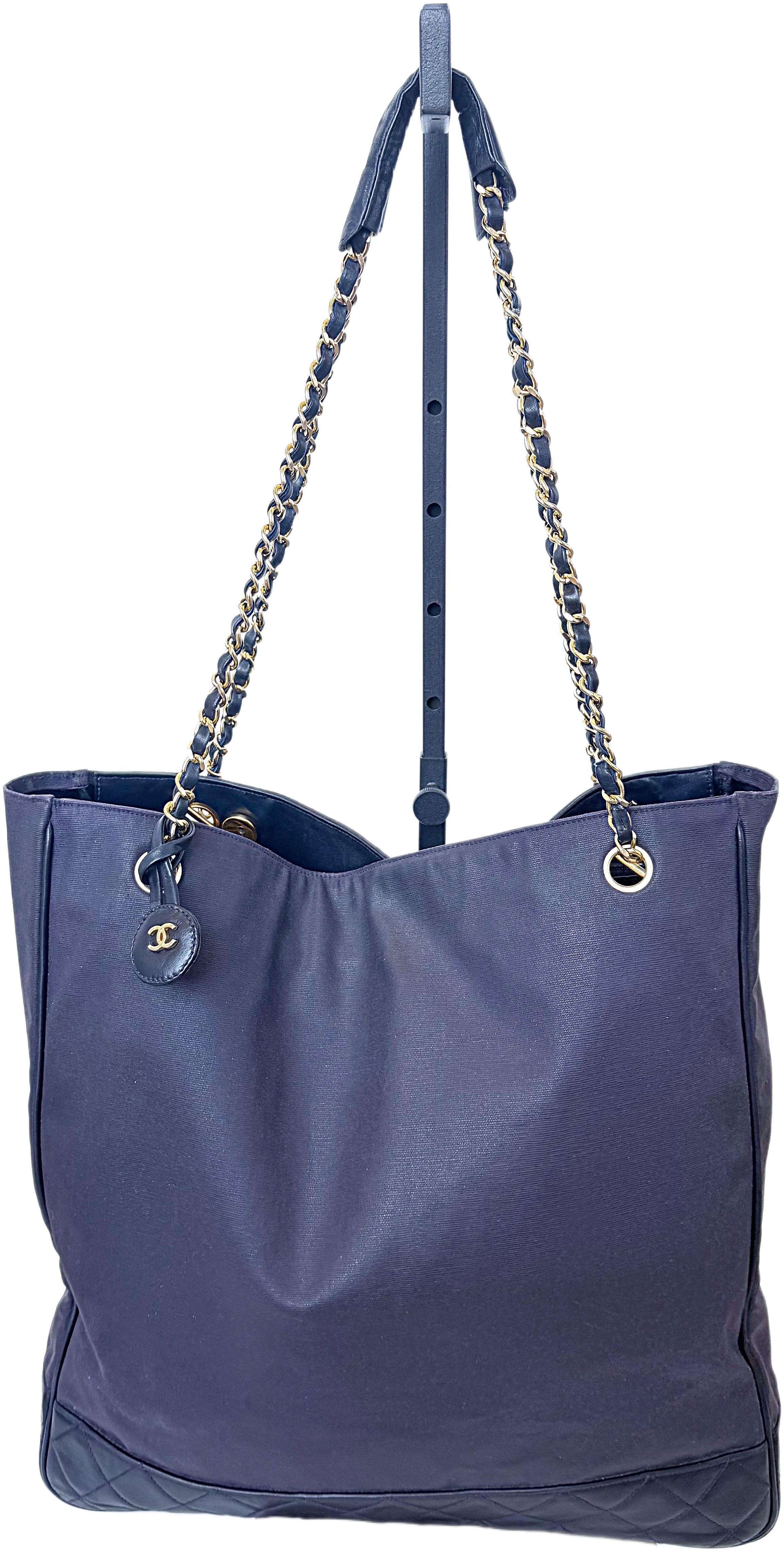 Vintage Chanel 1990er Jahre Navy Nylon Segeltuch & Leder 90er Jahre Tote mit Goldkette Riemen im Angebot 10