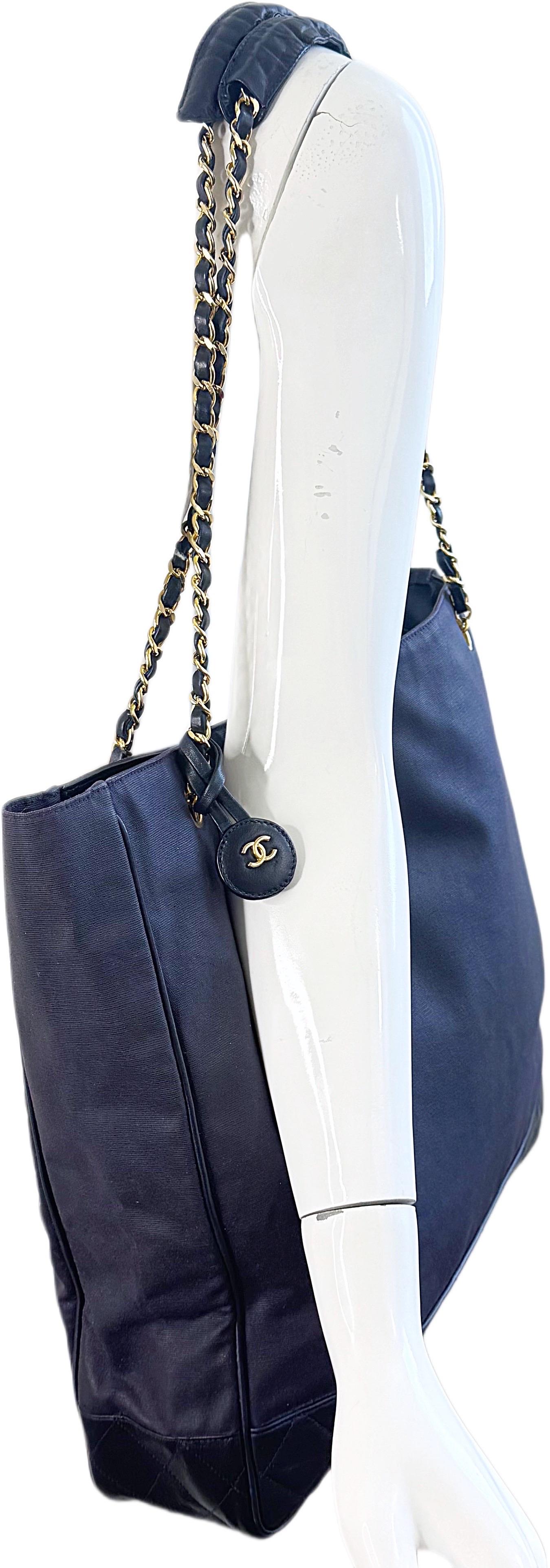 Vintage Chanel 1990er Jahre Navy Nylon Segeltuch & Leder 90er Jahre Tote mit Goldkette Riemen im Angebot 11