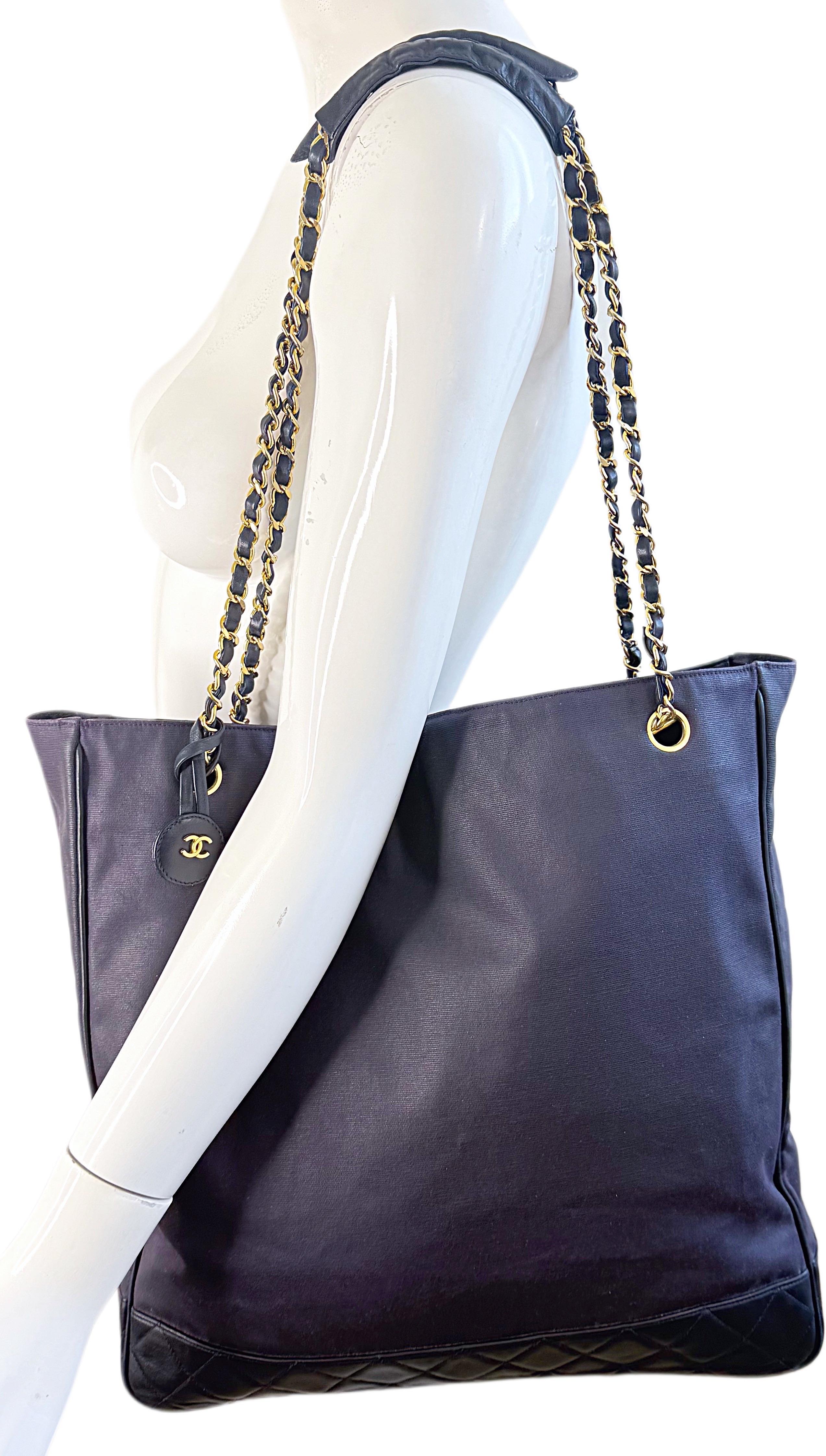 Vintage Chanel 1990er Jahre Navy Nylon Segeltuch & Leder 90er Jahre Tote mit Goldkette Riemen (Grau) im Angebot