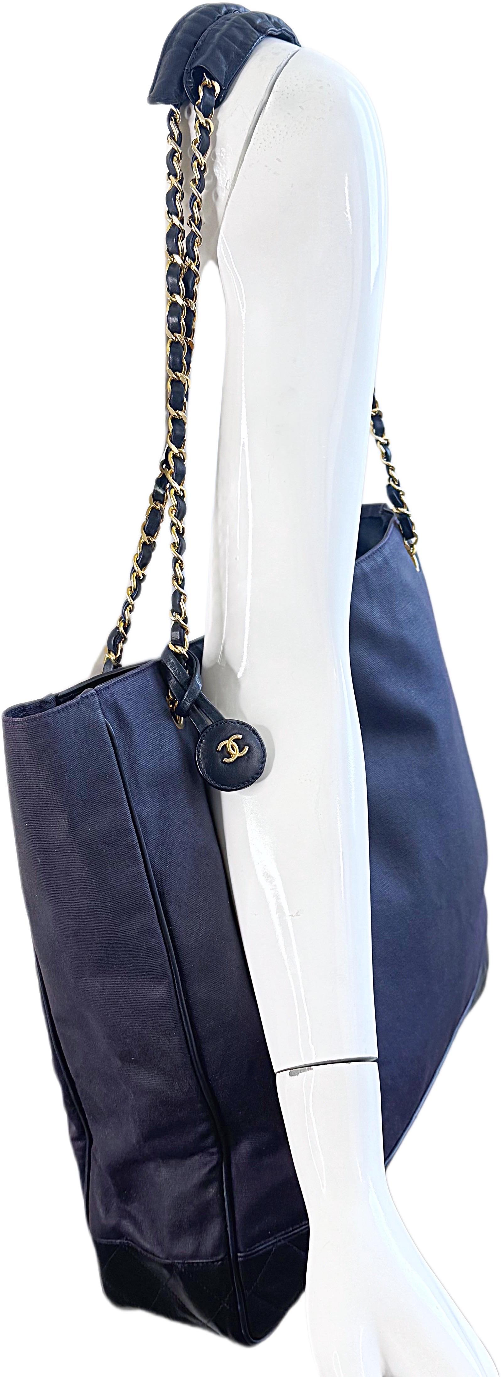 Vintage Chanel 1990er Jahre Navy Nylon Segeltuch & Leder 90er Jahre Tote mit Goldkette Riemen im Zustand „Gut“ im Angebot in San Diego, CA