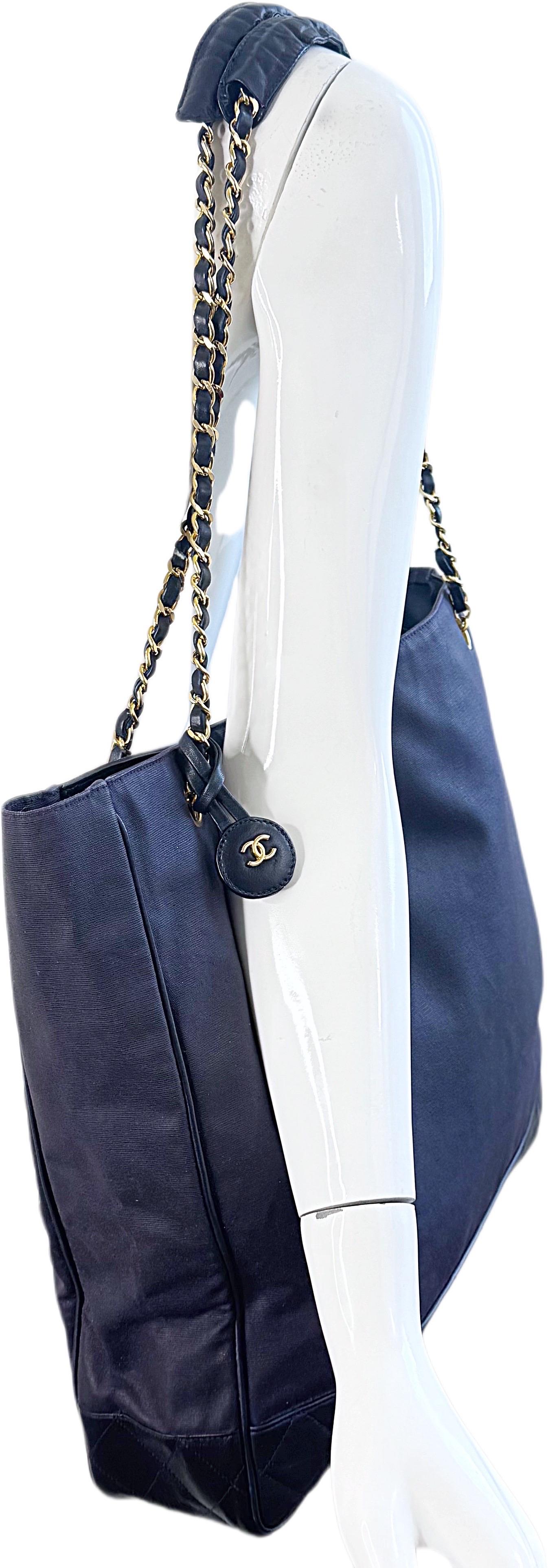 Vintage Chanel 1990er Jahre Navy Nylon Segeltuch & Leder 90er Jahre Tote mit Goldkette Riemen im Angebot 1