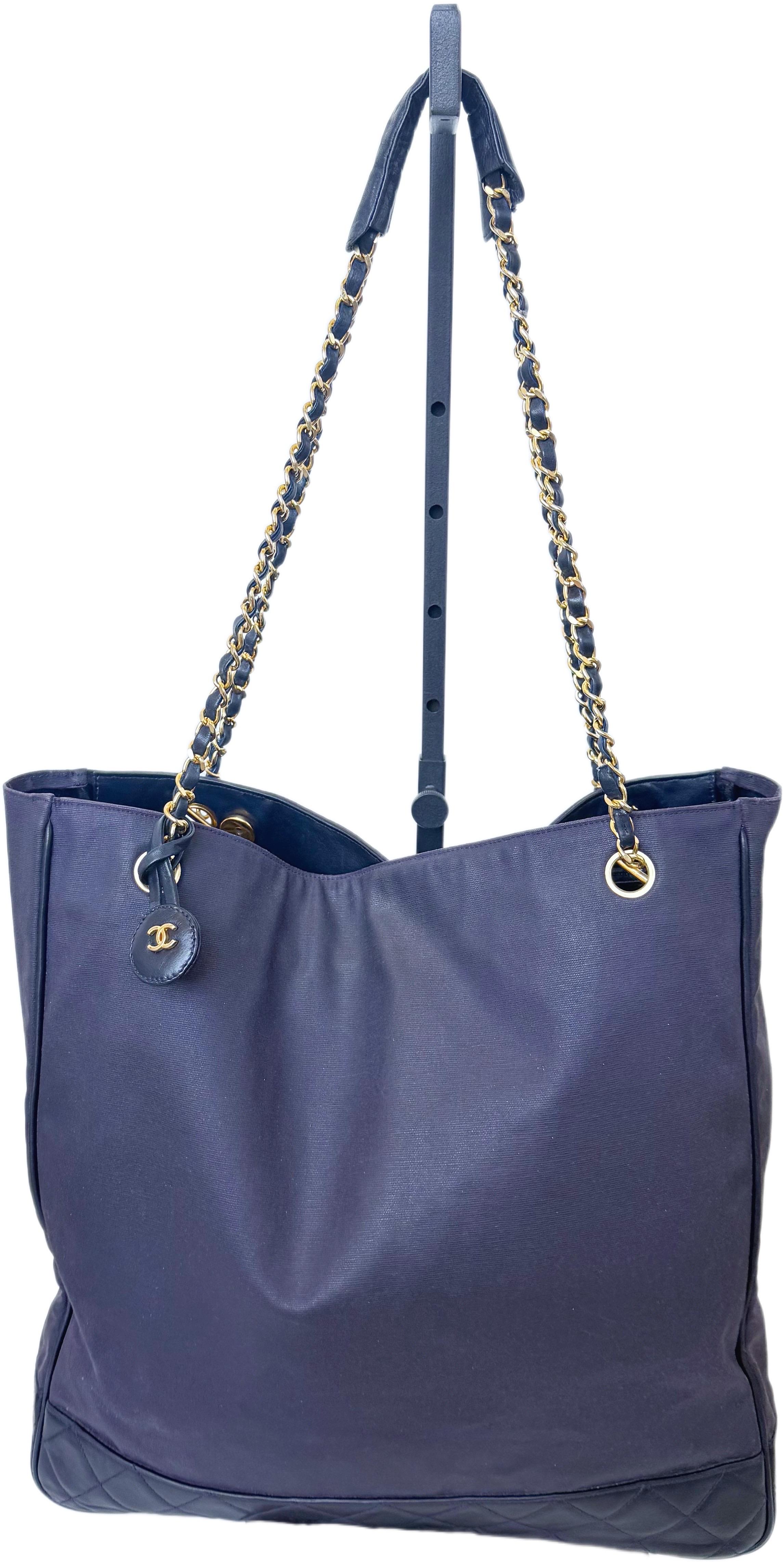 Vintage Chanel 1990er Jahre Navy Nylon Segeltuch & Leder 90er Jahre Tote mit Goldkette Riemen im Angebot 2