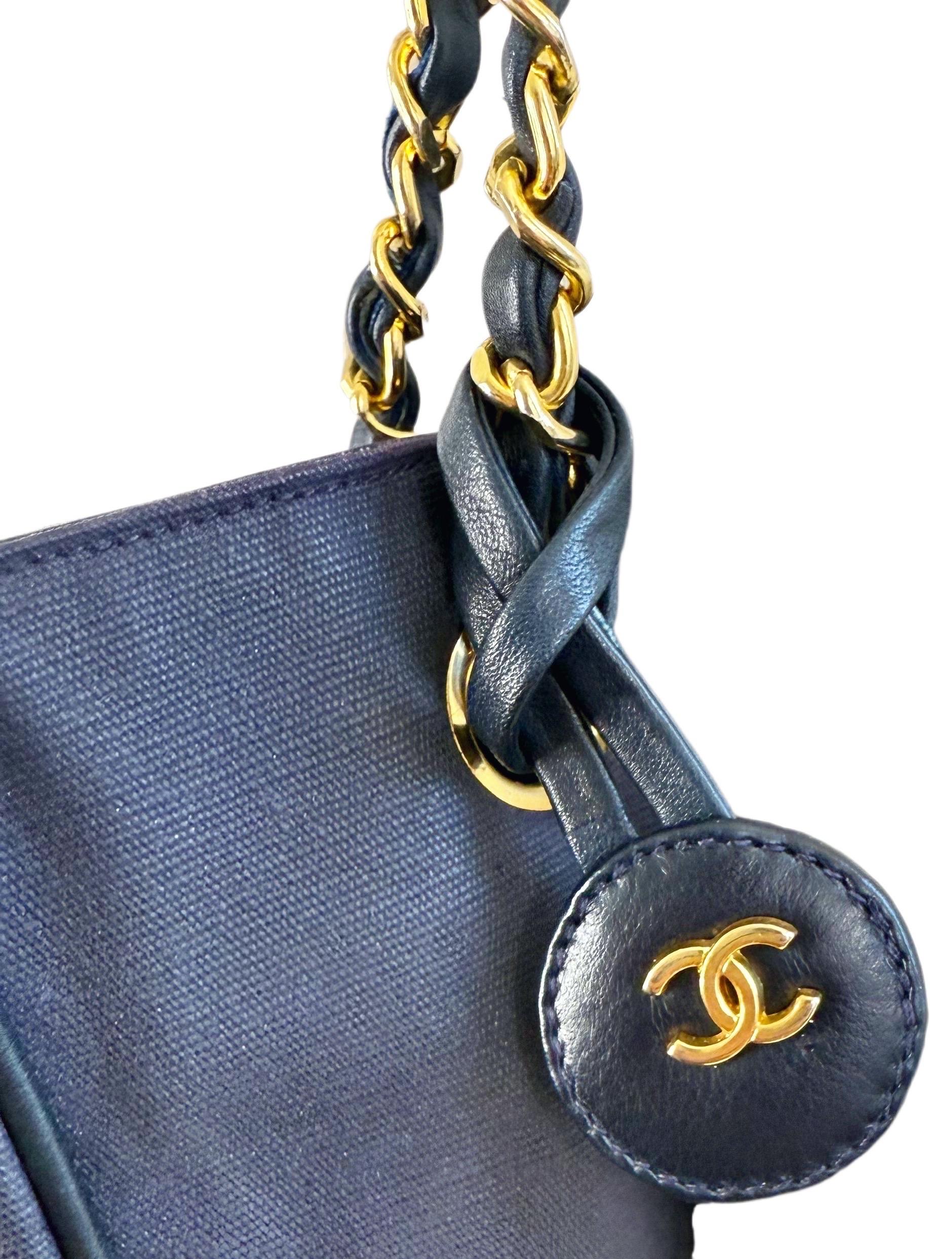Vintage Chanel 1990er Jahre Navy Nylon Segeltuch & Leder 90er Jahre Tote mit Goldkette Riemen im Angebot 3