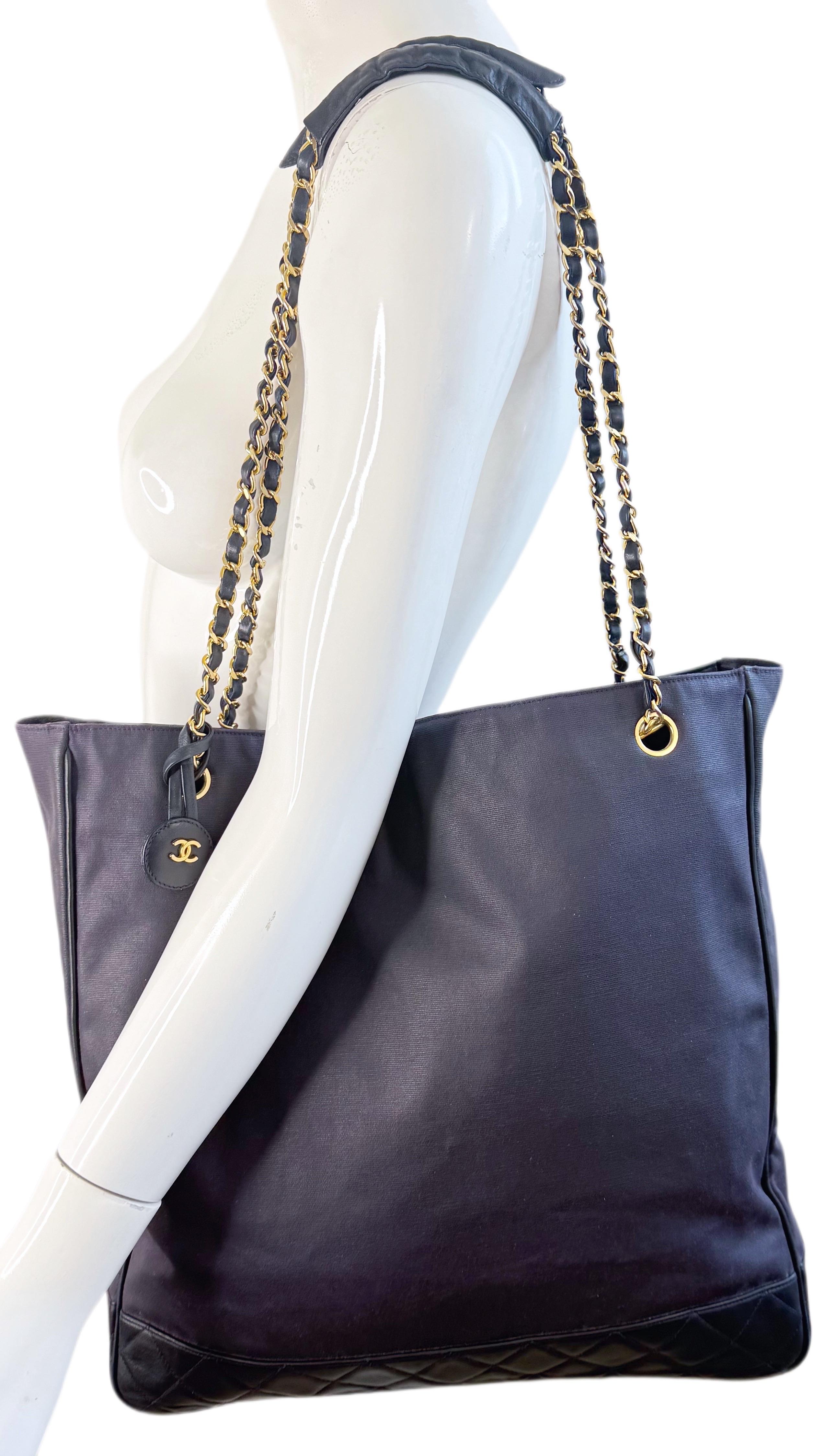 Vintage Chanel 1990er Jahre Navy Nylon Segeltuch & Leder 90er Jahre Tote mit Goldkette Riemen im Angebot 4