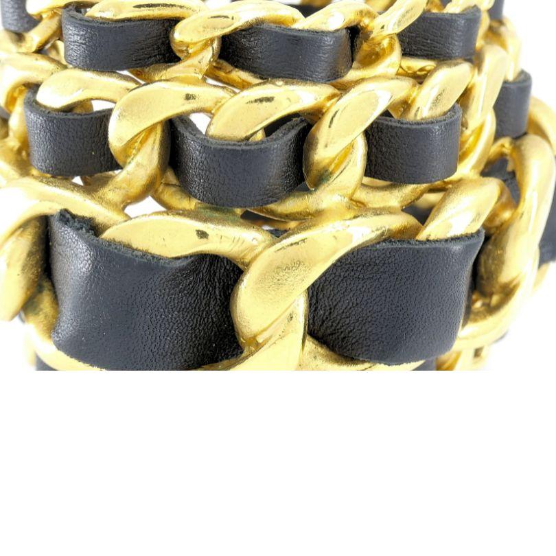Manchette Chanel 1991 en cuir doré en vente 6