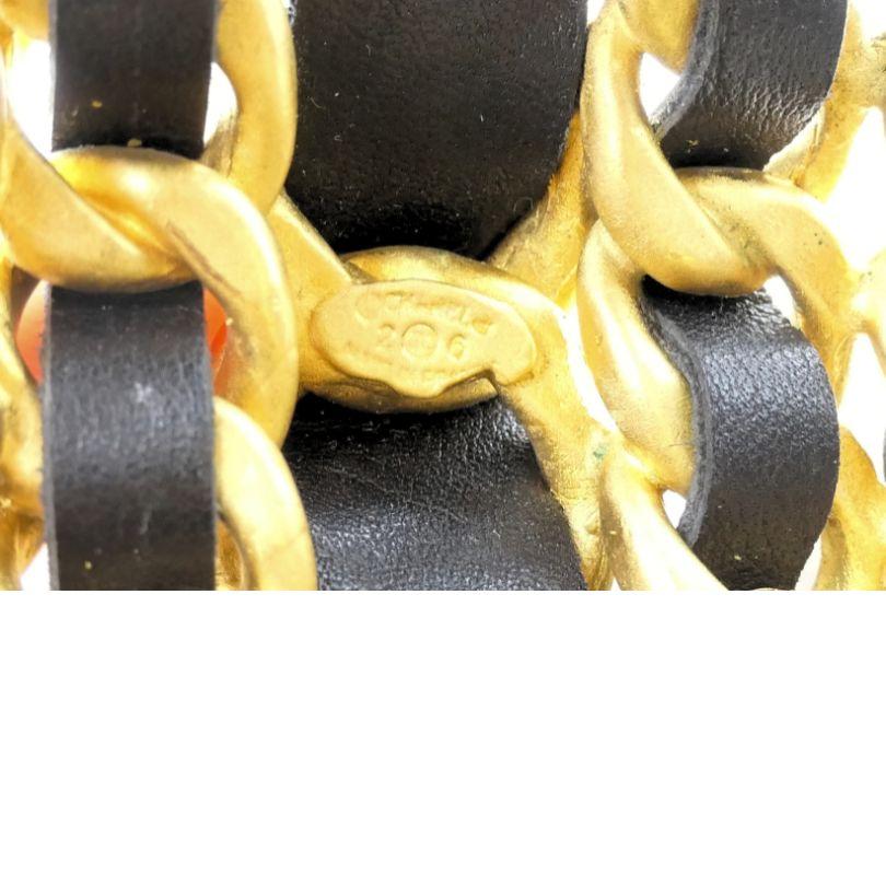 Manchette Chanel 1991 en cuir doré en vente 7