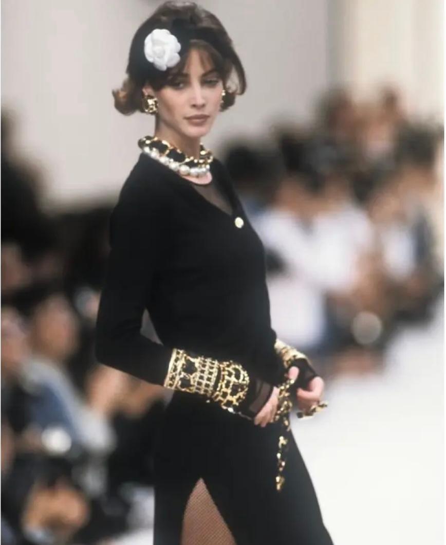Manchette Chanel 1991 en cuir doré Bon état - En vente à Beverly Hills, CA