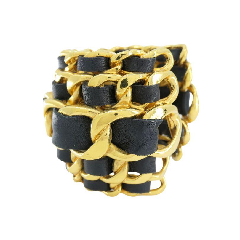 Manchette Chanel 1991 en cuir doré en vente 4