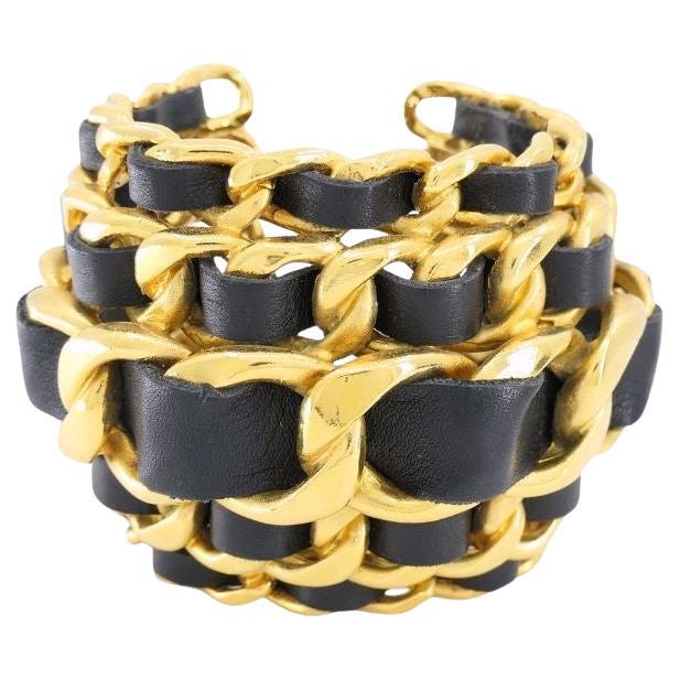 Manchette Chanel 1991 en cuir doré