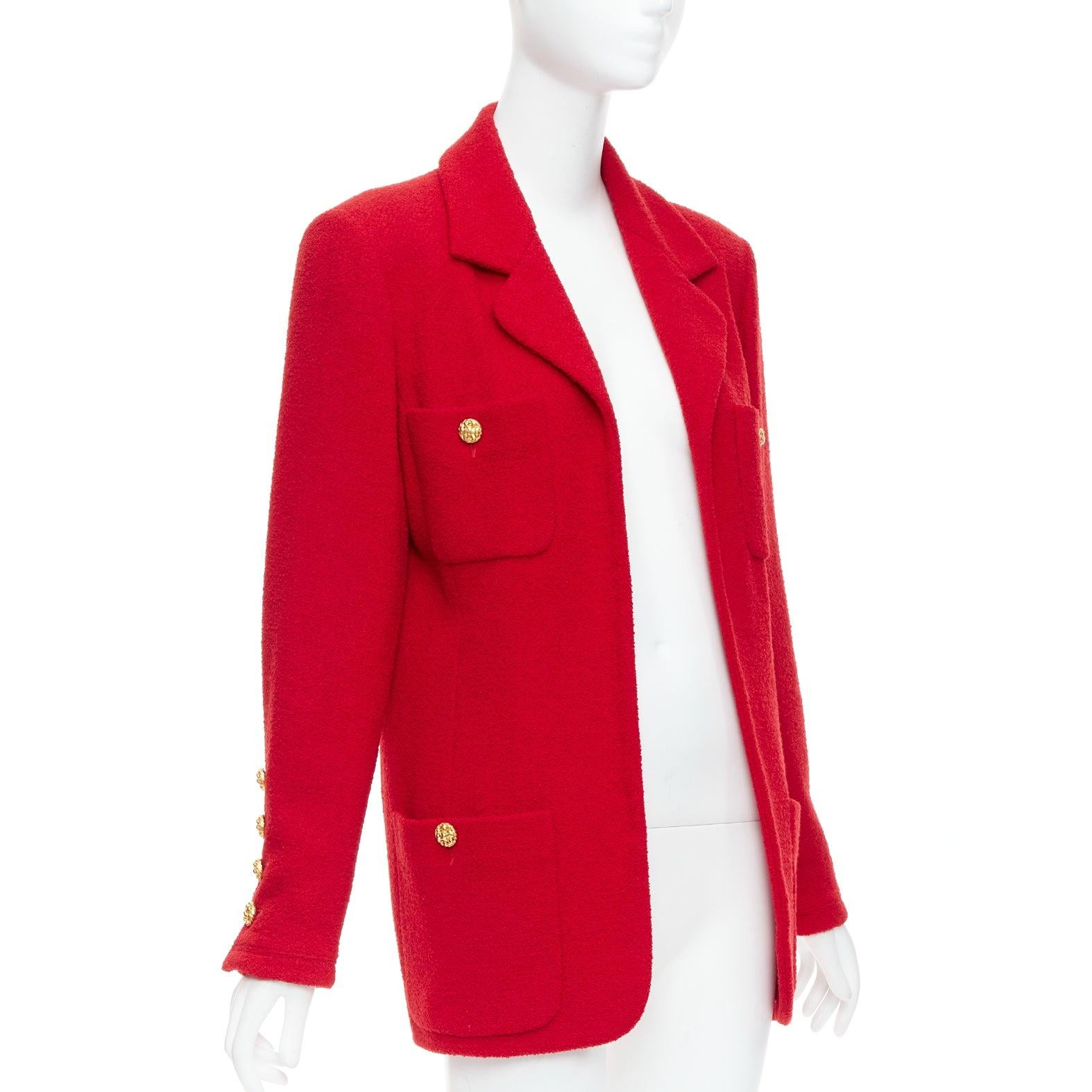 vintage CHANEL 1992 Collection 29 rouge à lèvres tweed tissé bouton d'or veste 4 poches  FR44
Référence : BMPA/A00263
Marque : Chanel
Designer : Karl Lagerfeld
Collectional : Automne-Hiver 1992 Collectional 24 - Défilé
Matière : Laine, nylon
Couleur