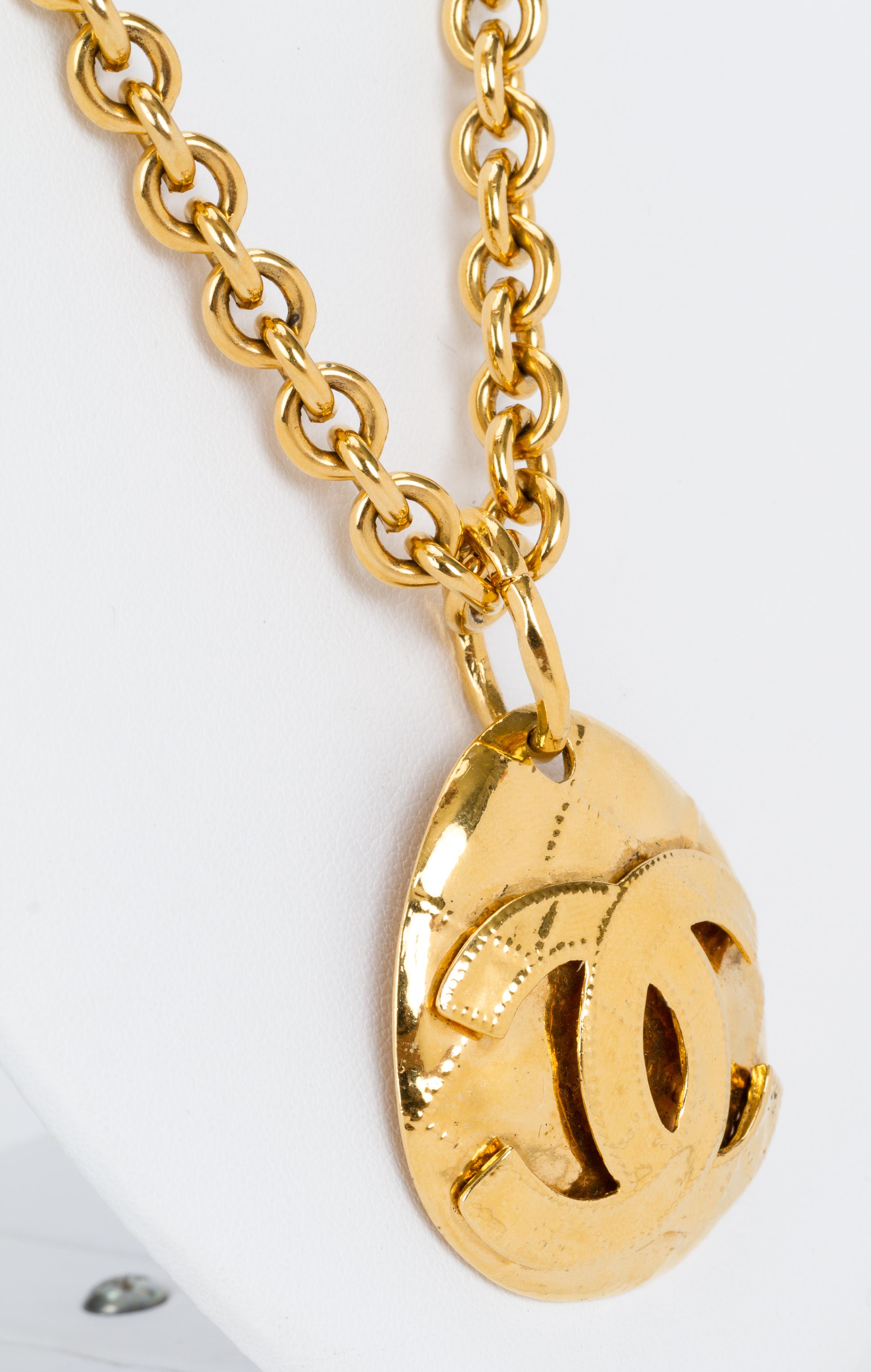 Vintage Chanel 1994 Quilted Gold CC Necklace In Excellent Condition In West Hollywood, CA
