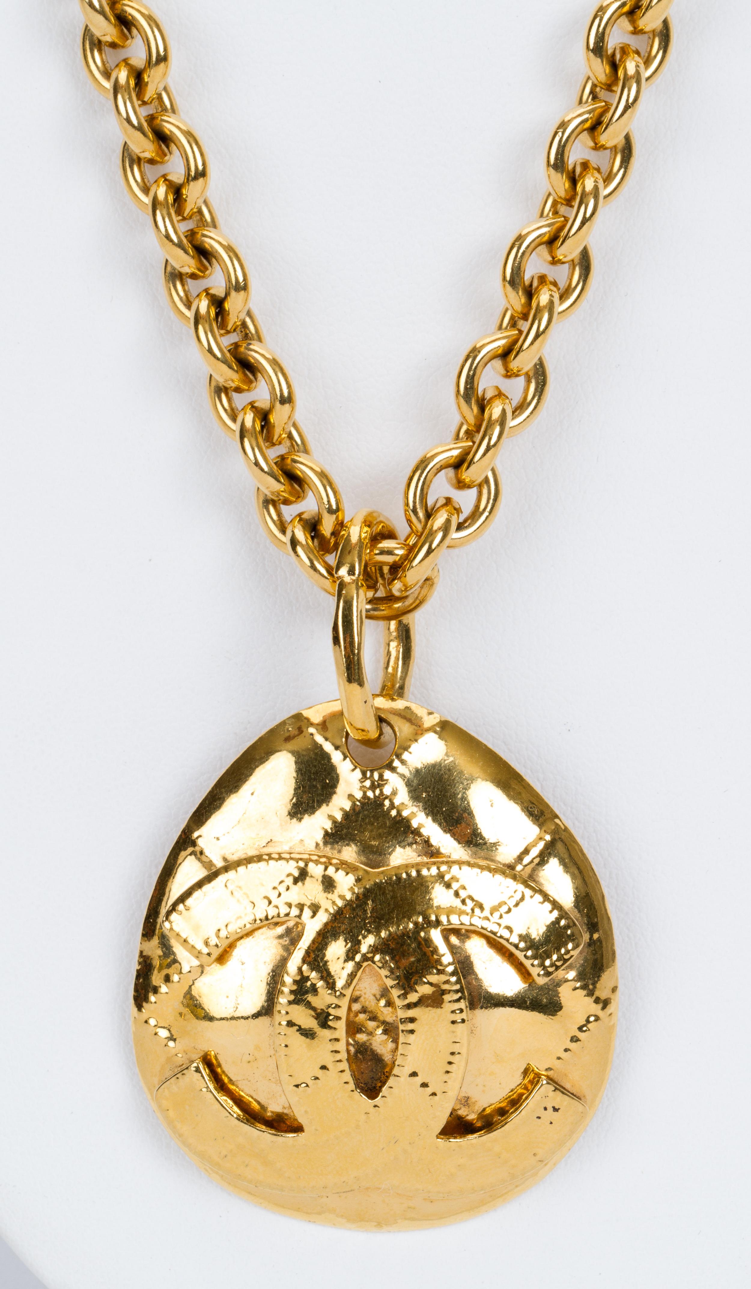 Vintage Chanel 1994 Gesteppte Gold CC Halskette im Angebot 1