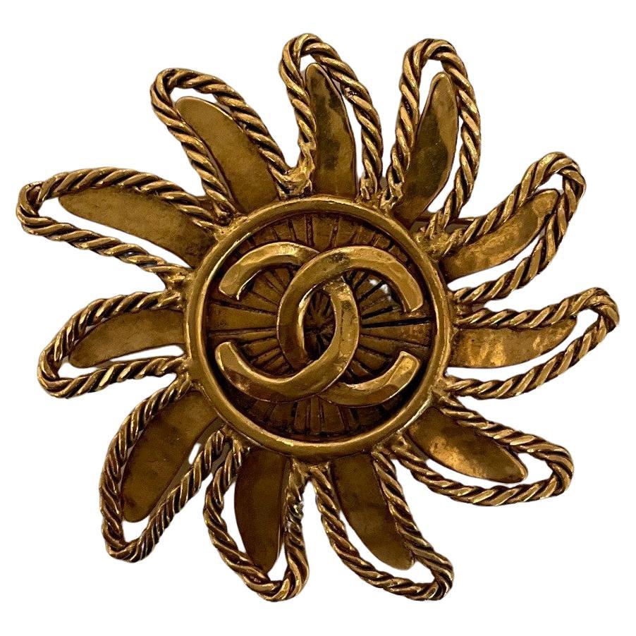 Vintage Chanel 1994 Sun Brooch Pin with Interlocking CCs im Angebot