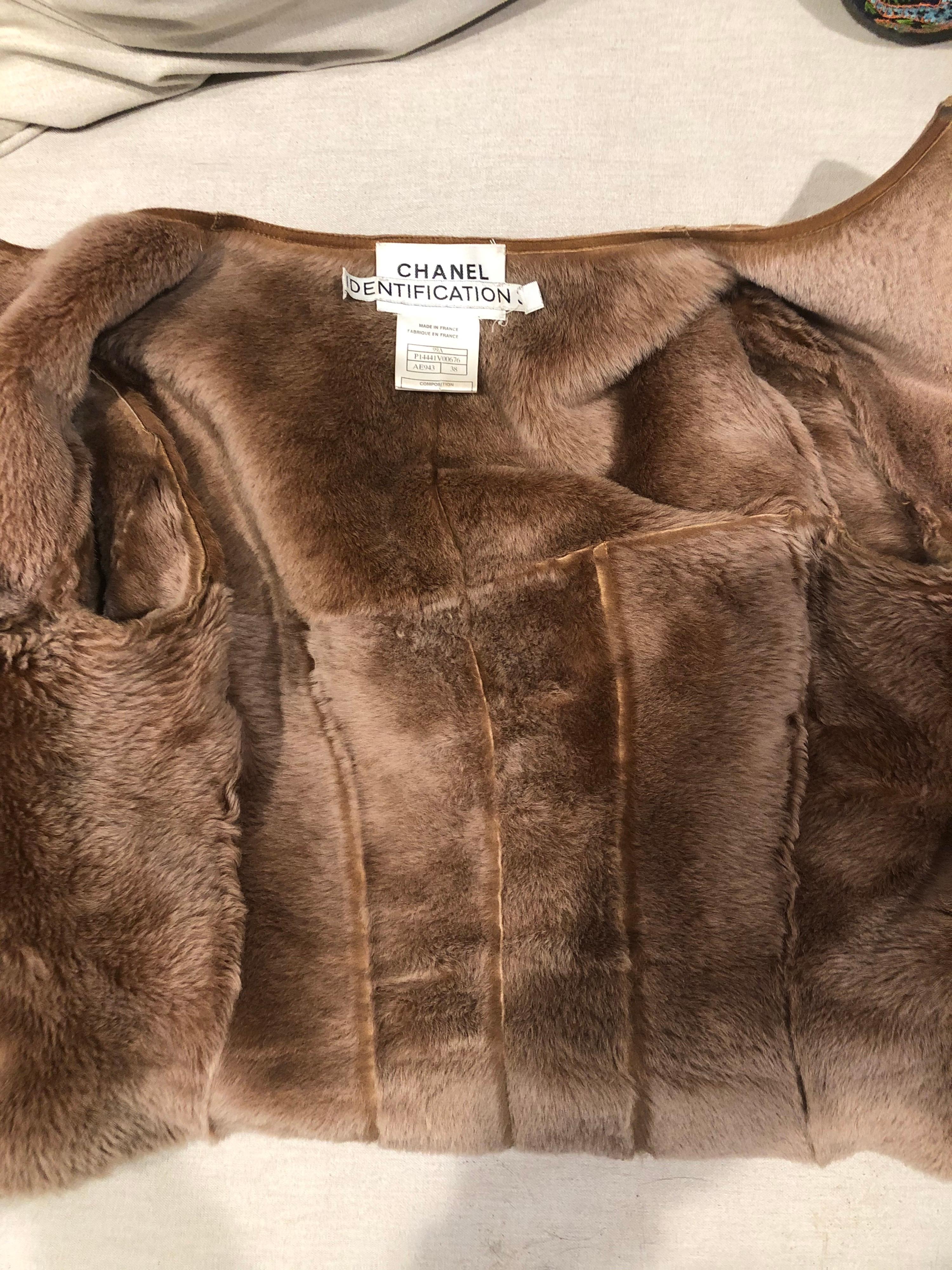 Vintage Chanel 1999 Tan Suede Sheepskin Fur Taglia 38 Marrone Giacca Cropped anni '90 4