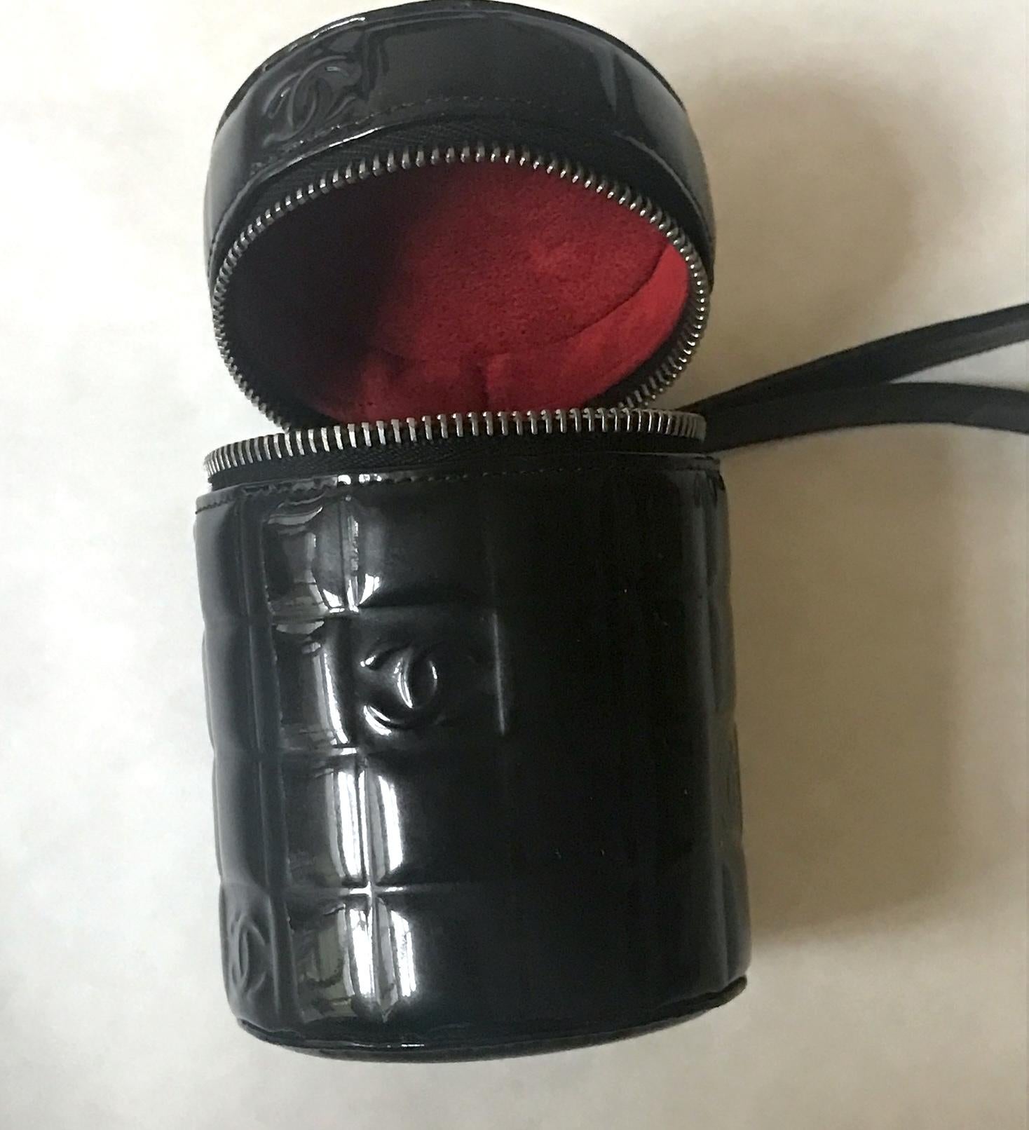 Vintage Chanel 2000s Black Patent Leather CC Logo Quilted Wristlet Micro Clutch For Sale 2