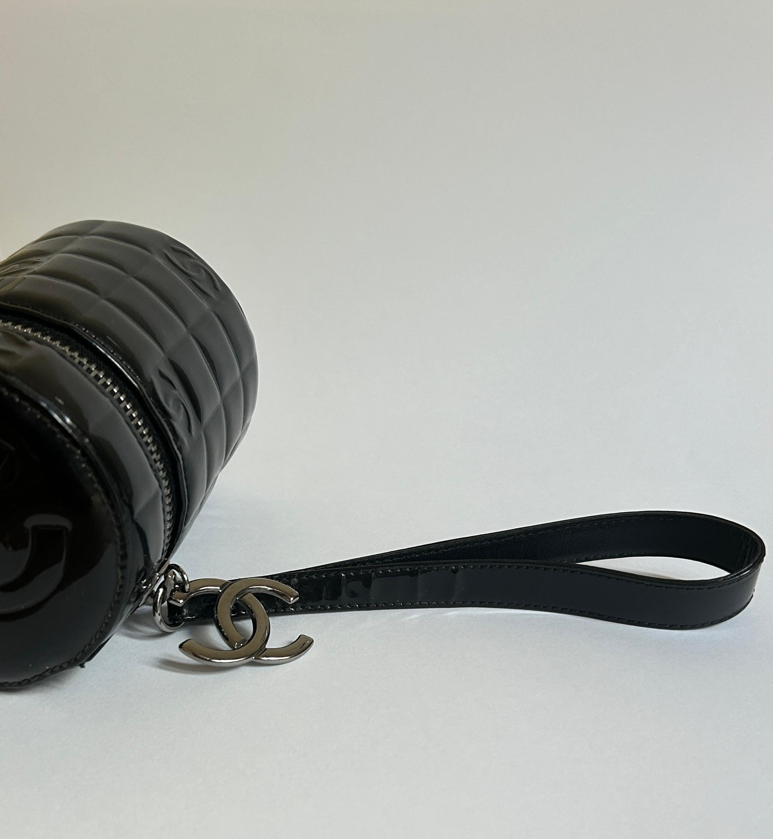 Women's Vintage Chanel 2000s Black Patent Leather CC Logo Quilted Wristlet Micro Clutch For Sale