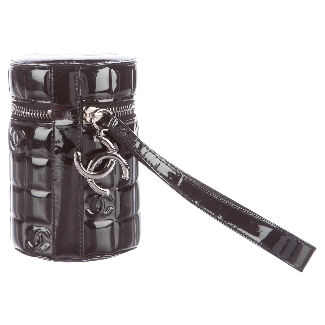Vintage Chanel 2000er Jahre Schwarzes Lackleder CC Logo gestepptes Handgelenk Micro Clutch