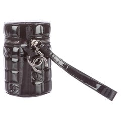Vintage Chanel anni 2000 in pelle verniciata nera con logo CC trapuntato, micro pochette da polso