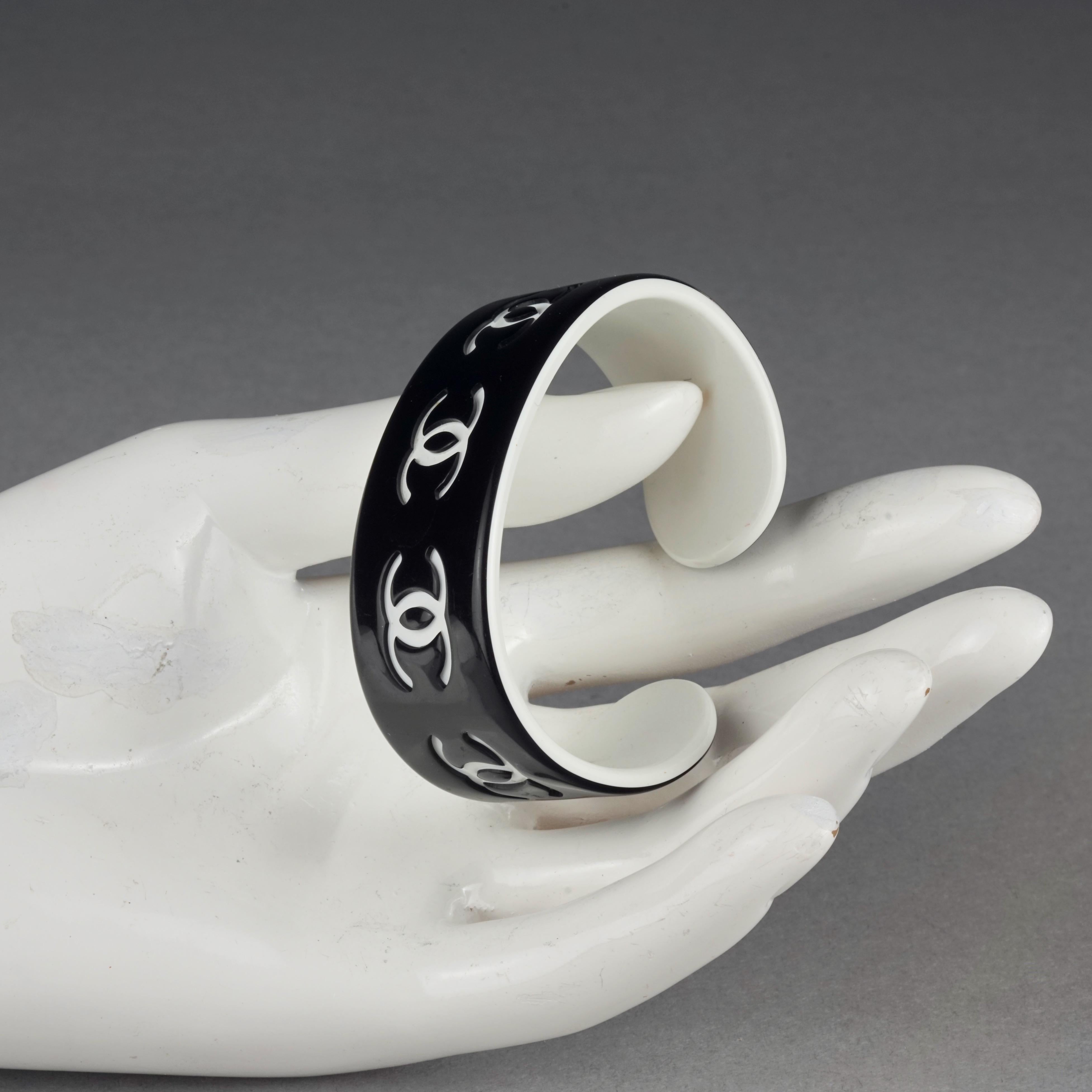 Vintage CHANEL 2002 Black and White CC Logo Perspex Cuff Bracelet In Excellent Condition For Sale In Kingersheim, Alsace