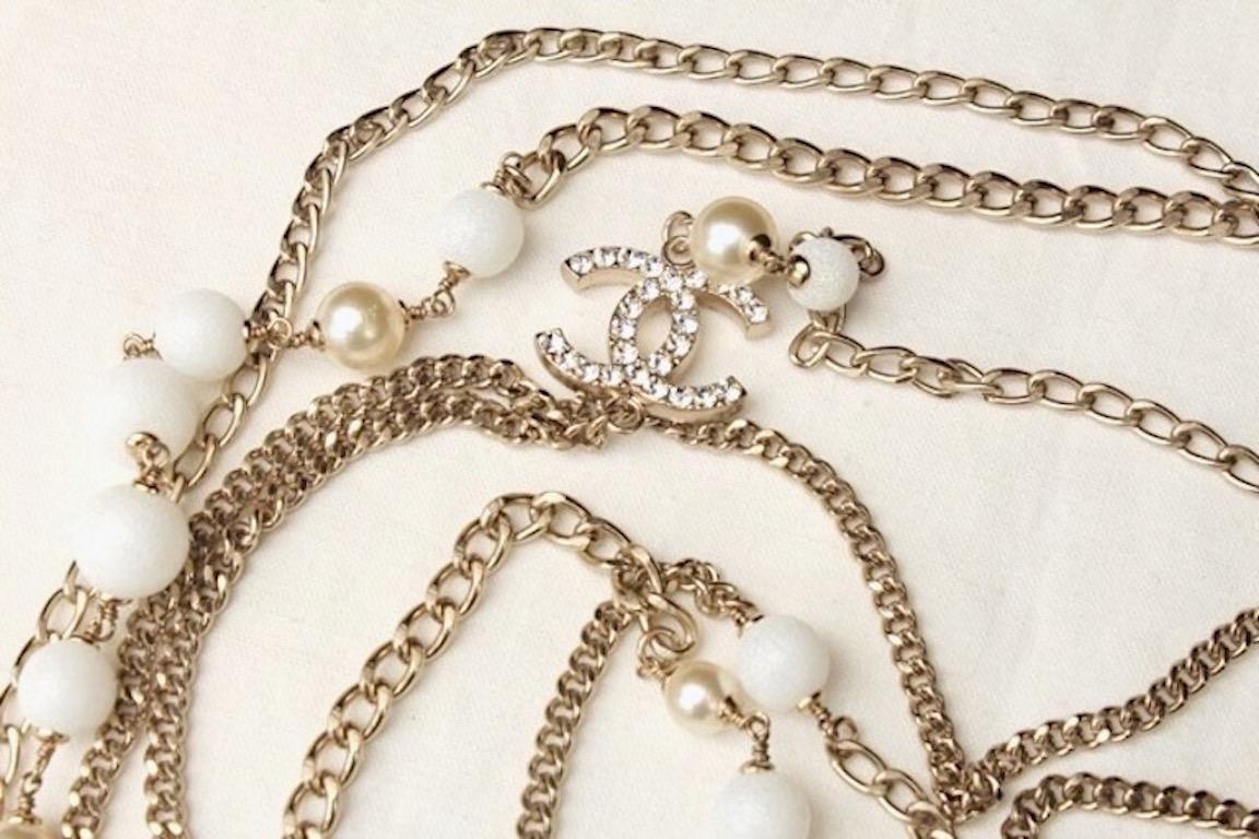 Vintage Chanel 2005A Silvertone Chain & Bead Necklace w/Oversized Camellia In Excellent Condition In Studio City, CA