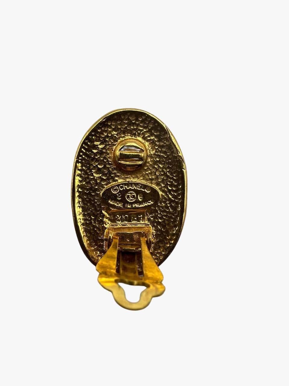 Vintage Chanel 24k gold plated clip-on earrings in oval coin shape with CC logo and crown embossed motif. Designed by Victoire de Castellane.

Signed. Made in France. 
Year: 1991, season 28
Size: 3,5 cm x 2 cm 
Condition: very good. Light signs of