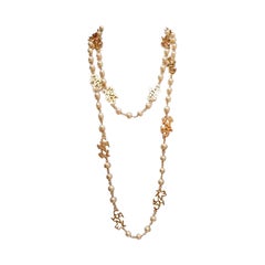 Collar Chanel vintage con perla chapada en oro de 24k y logotipo "C-h-a-n-e-l" Sautoir
