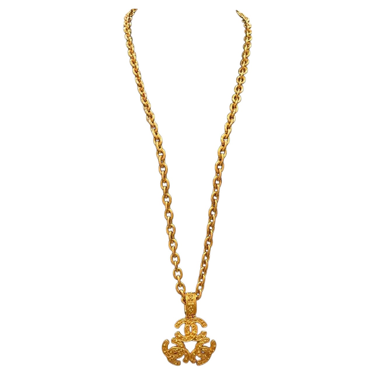 Collar Colgante Vintage Chanel 24K Chapado en Oro Triple CC Entrelazado