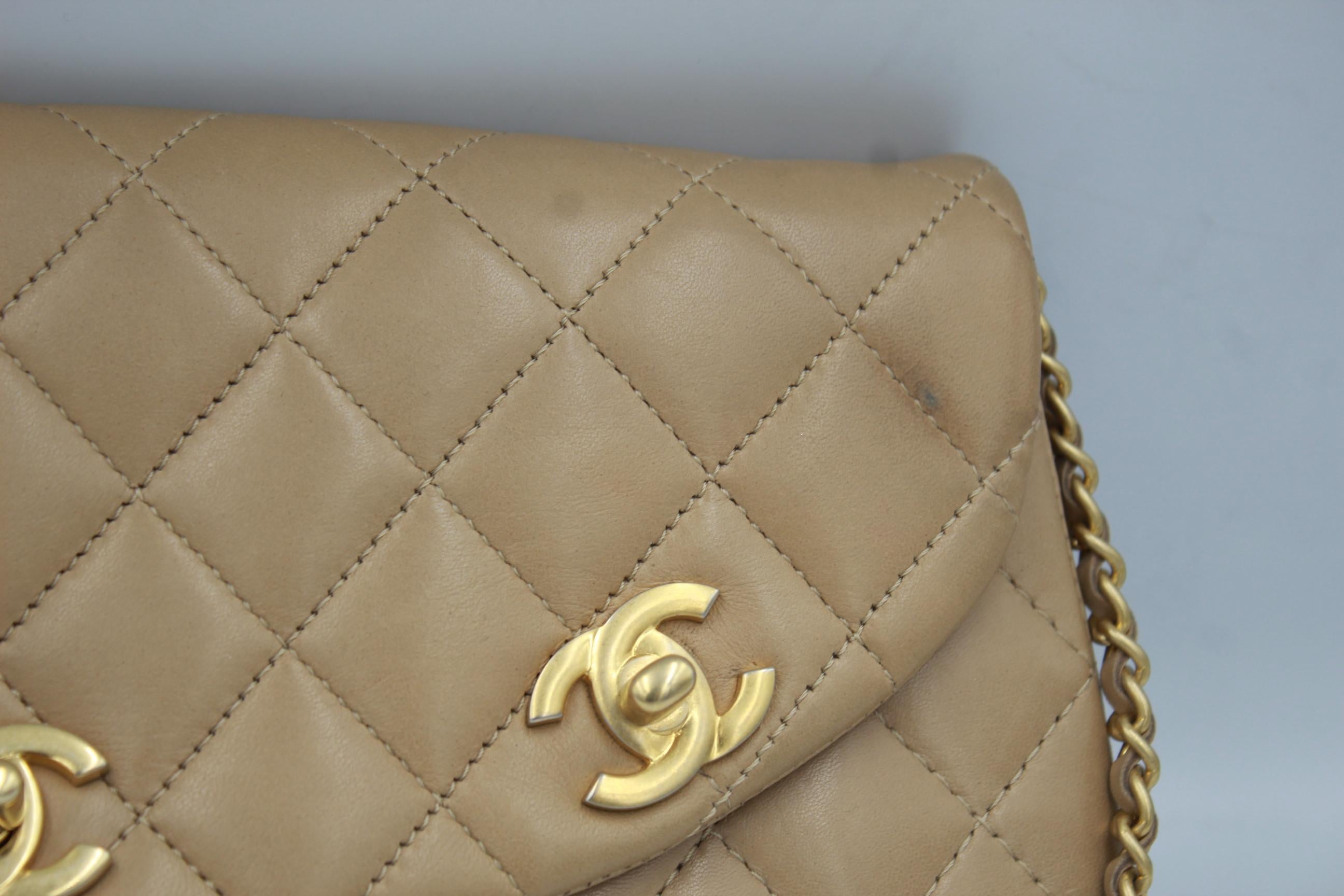 Vintage Beige lambskin leather Chanel Shoulder bag ( or clutch)
Good condition but some light signs of use ( see images)
3 clasps donc 1 turnlock and the other one is magnetic.
Size 28*15 cm
No hologram but certify 100% authentic Chanel
Strap lenght