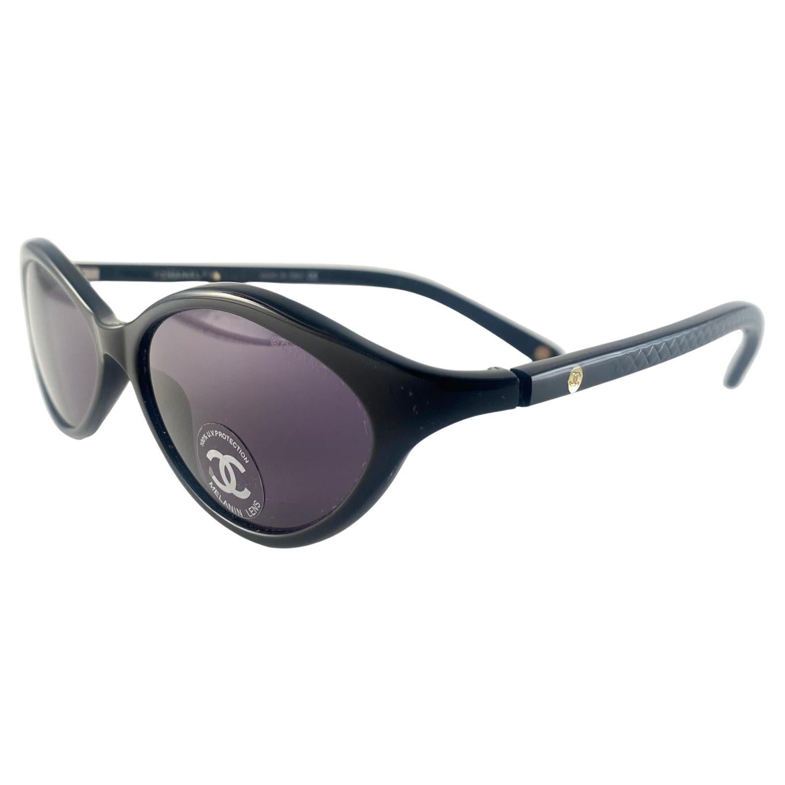 Vintage Chanel 5001 Sleek Black Cat Eye Frame 
Jamais porté.
Cet article présente des signes mineurs d'usure dus à plus de 30 ans de stockage.
Veuillez étudier les photos avant d'acheter


Fabriqué en Italie


Avant                            14,5